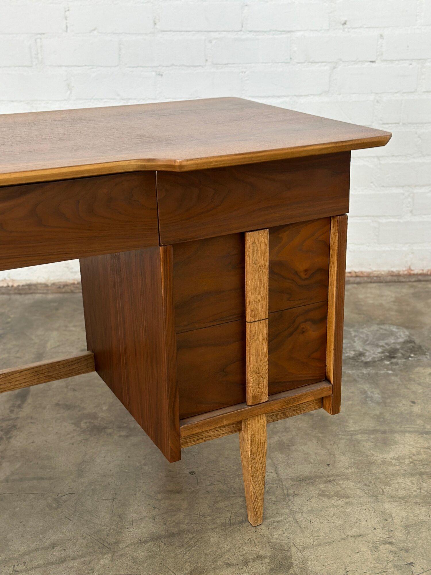 Two tone mid century desk In Good Condition For Sale In Los Angeles, CA
