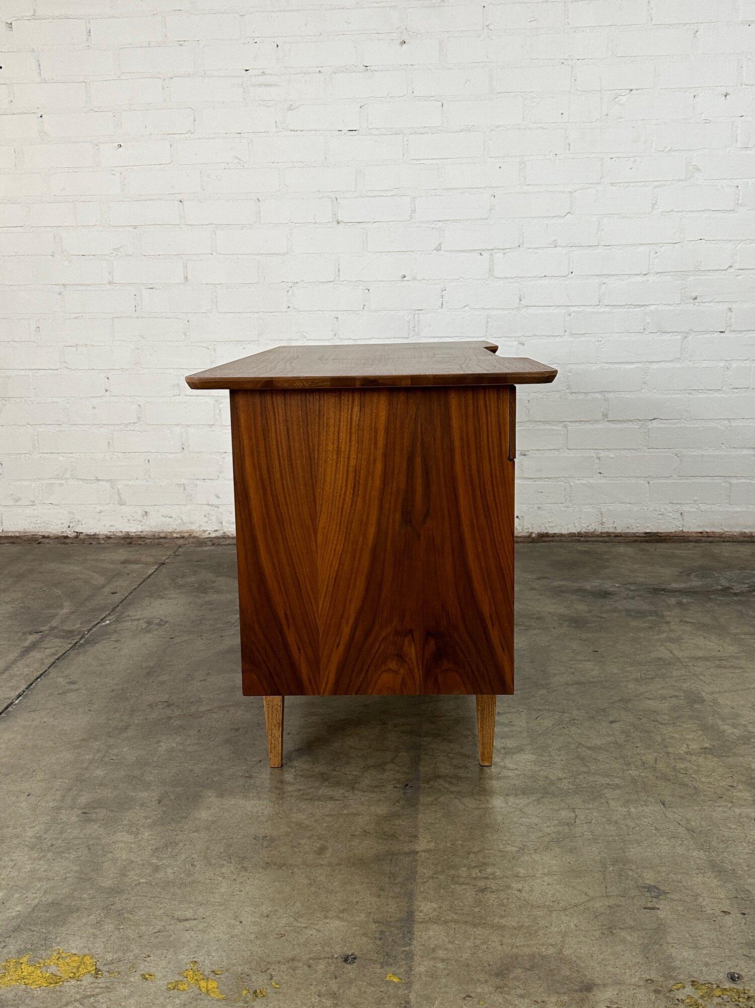 Two tone mid century desk For Sale 1