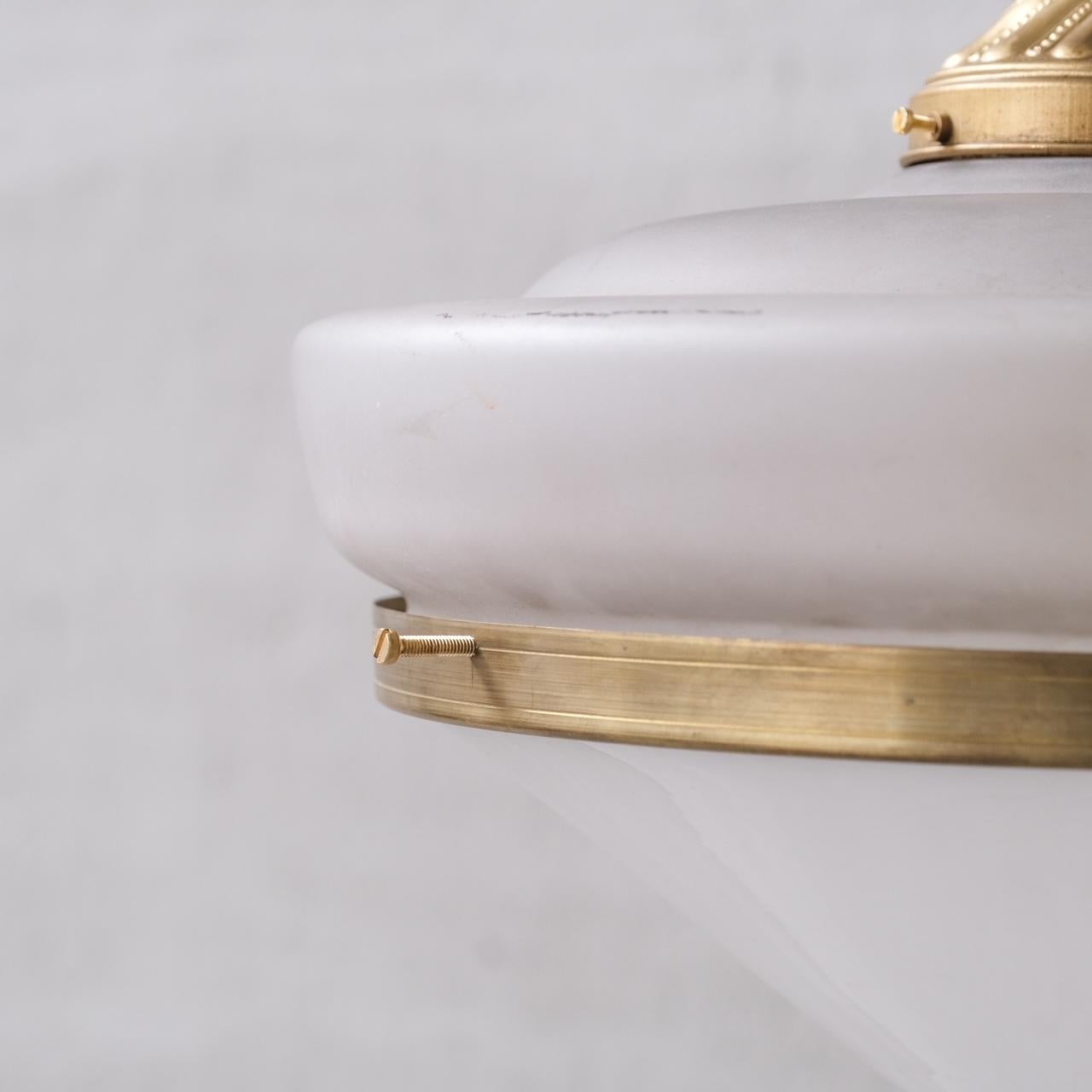 Francese Lampada a sospensione bicolore in ottone e vetro francese di metà secolo (5 disponibili) in vendita