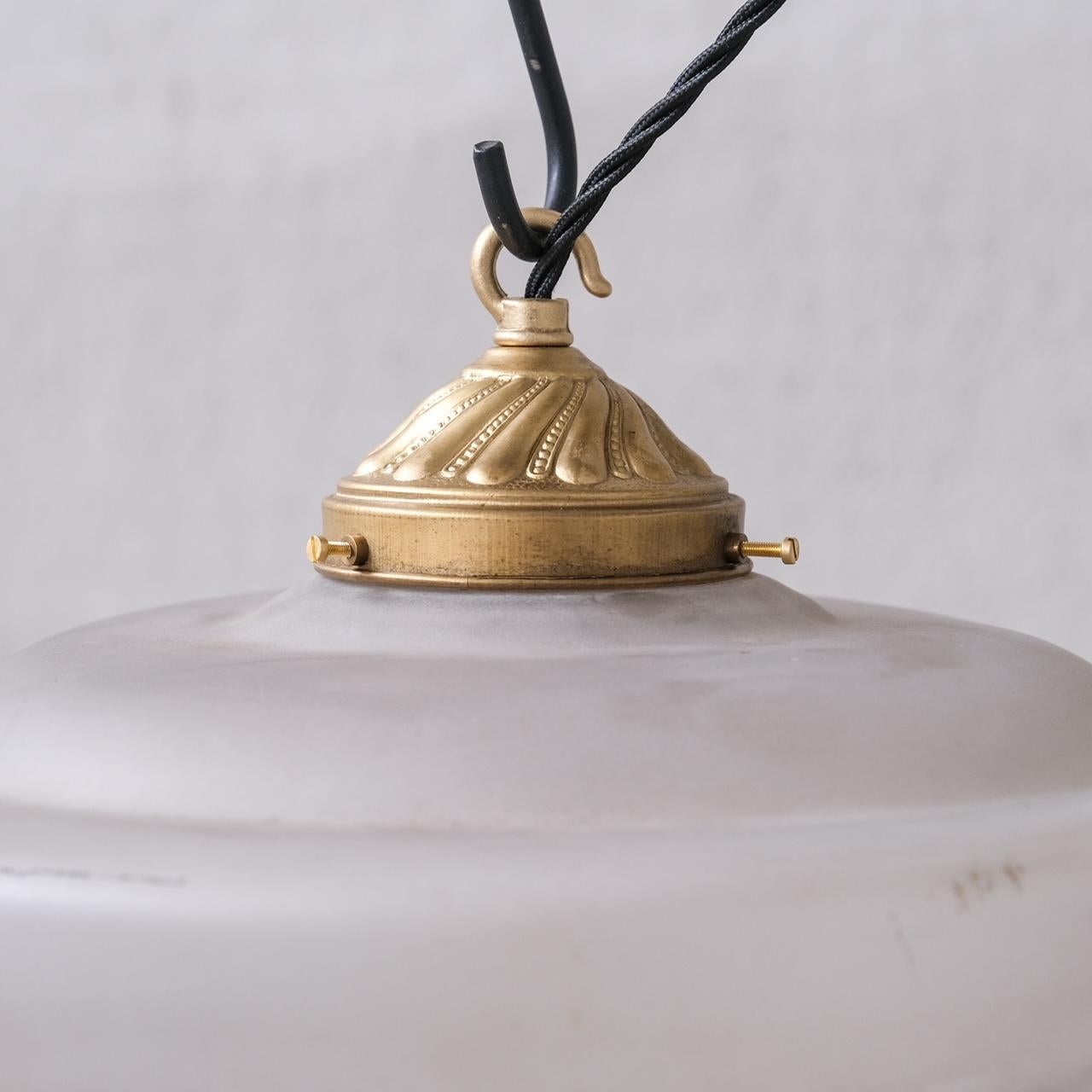 20ième siècle Lampe à suspension française en laiton et verre bicolore du milieu du siècle (5 articles disponibles) en vente