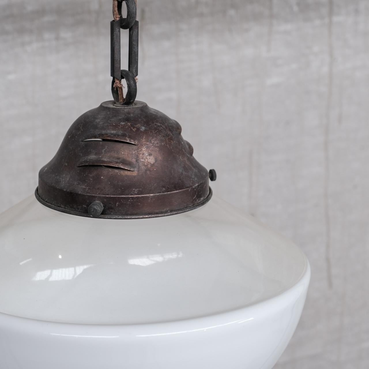 Mid-Century Modern Lampe à suspension française bicolore du milieu du siècle dernier en vente