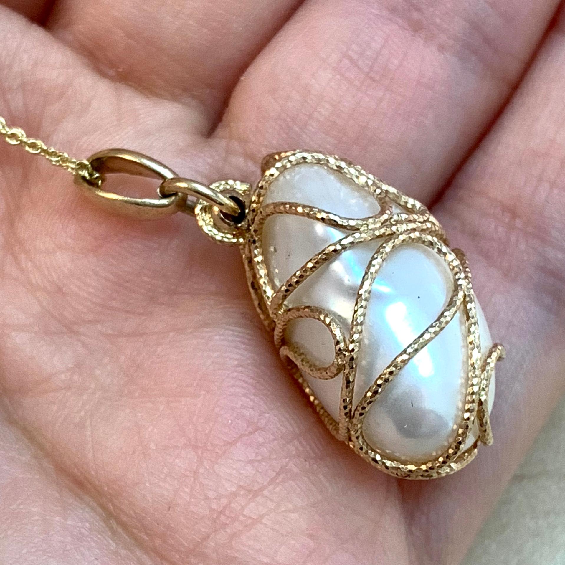 Two-Tone Mother of Pearl Pendant In New Condition In GREAT NECK, NY