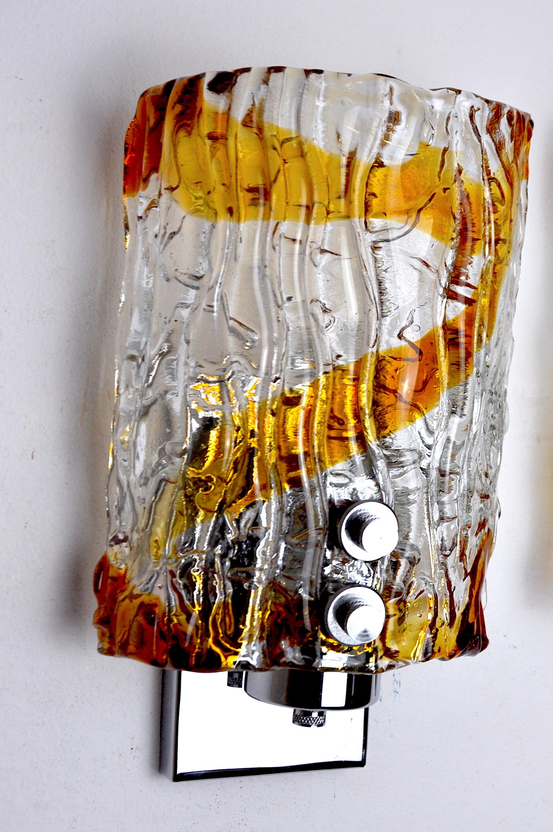 Very beautiful two-tone mazzega murano wall lamp produced in italy in the 70s. Murano glass crystal and chromed metal structure. Unique object that will illuminate wonderfully and bring a real design touch to your interior. Electricity checked, time