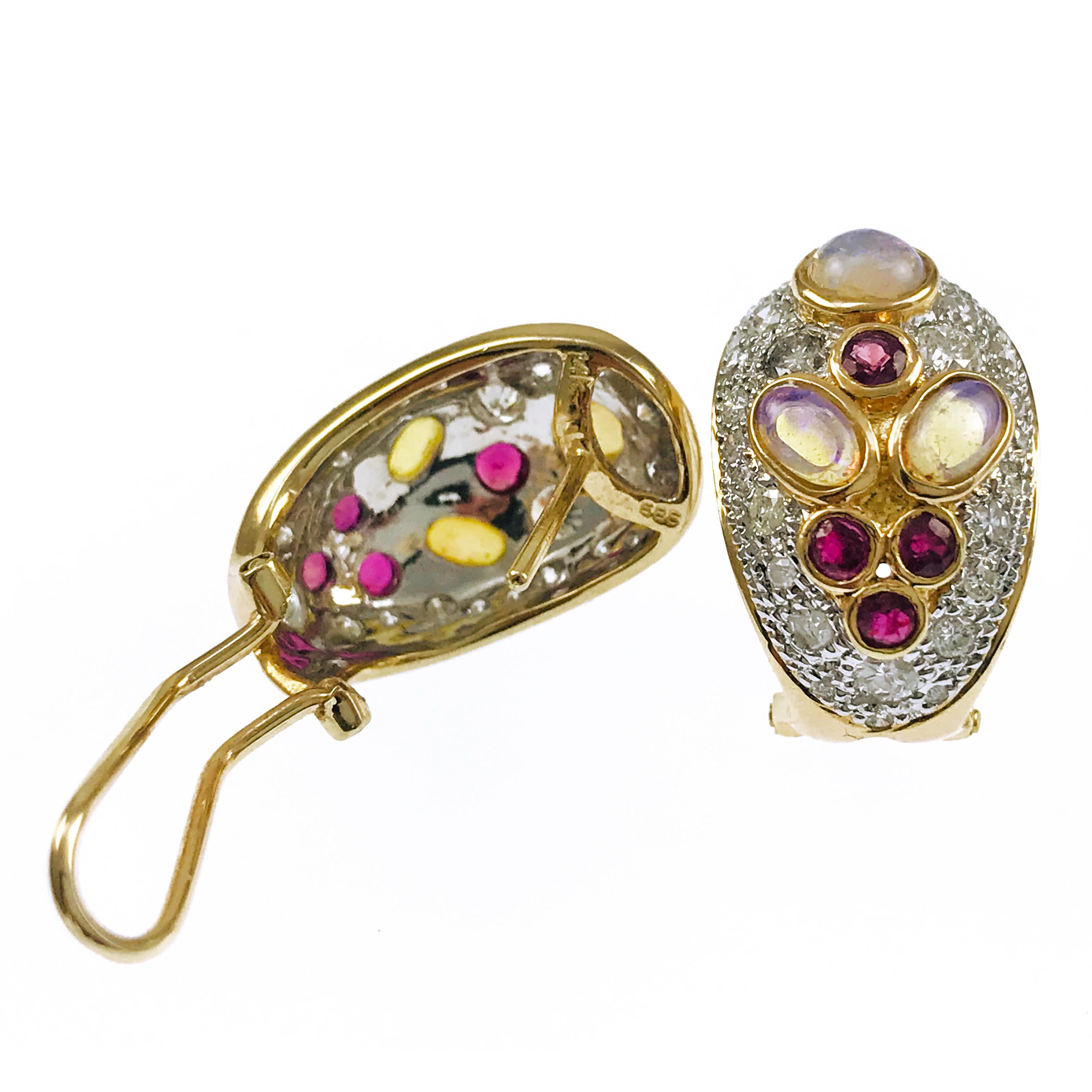 Clips d'oreilles en or 14 carats avec opale bicolore, rubis et diamants Unisexe en vente