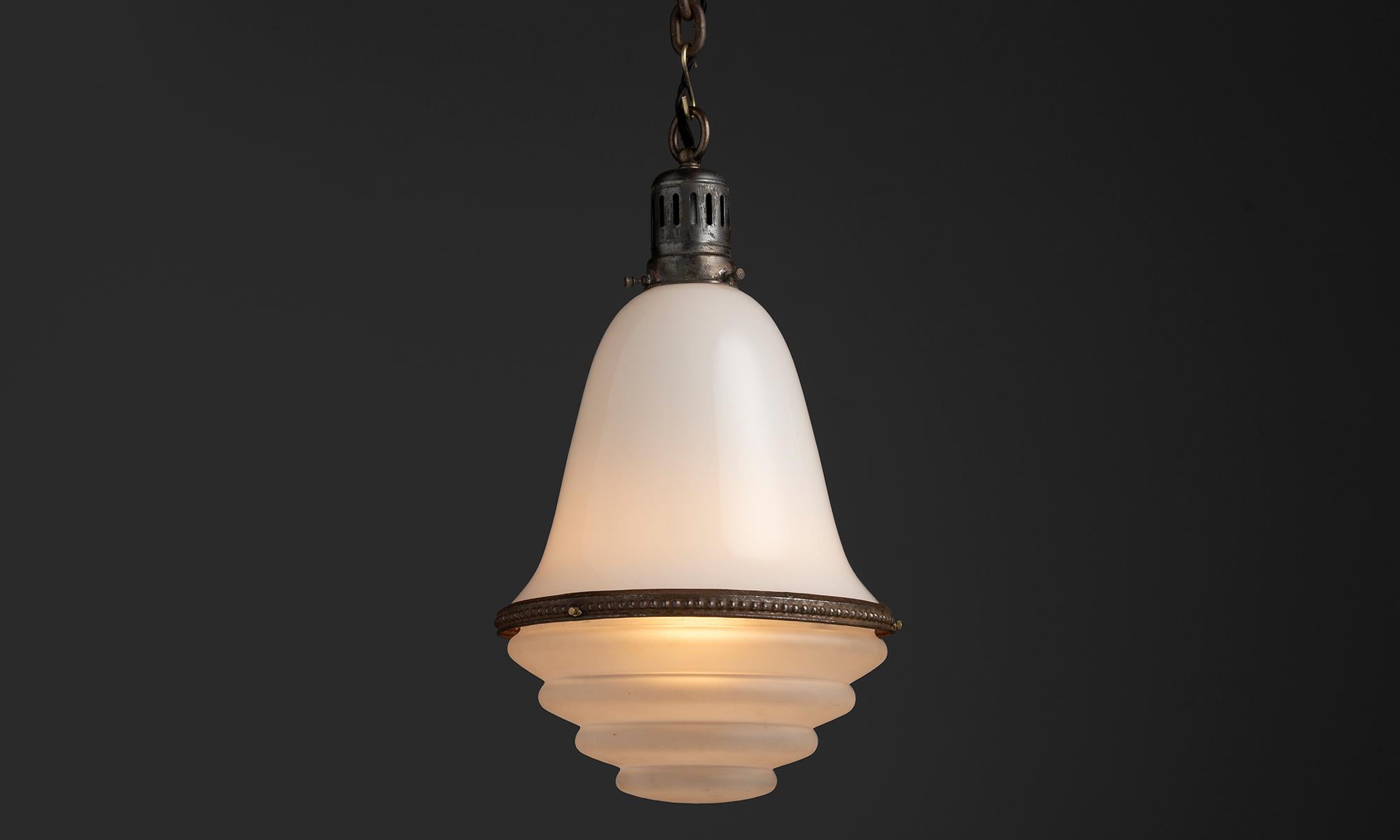 Países Bajos, 1940
Colgante de cristal grabado opalino y escalonado con herrajes de latón.
12 