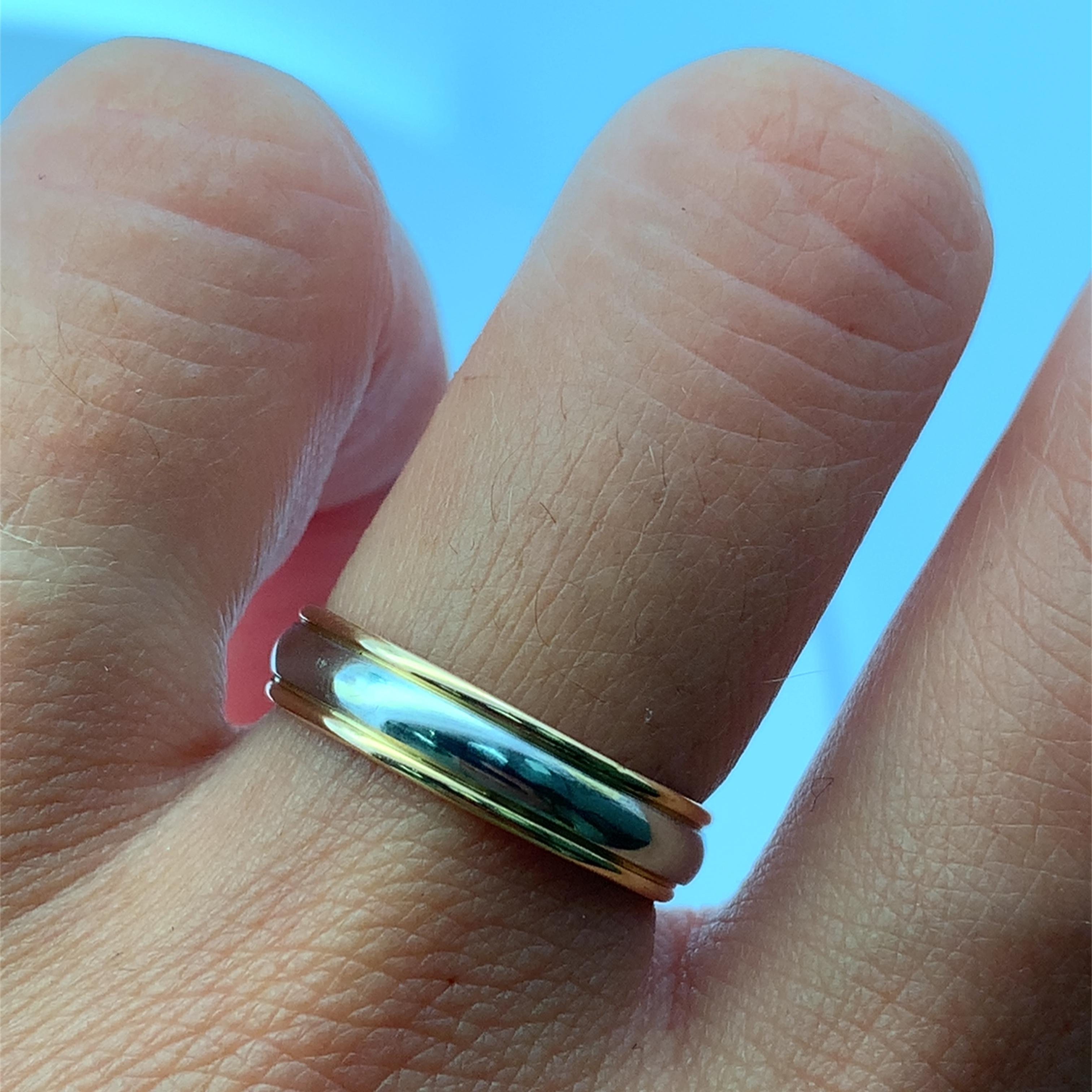 Besiegeln Sie Ihr Versprechen mit diesem klassischen zweifarbigen Ehering. Gefertigt aus glänzendem Platin und 18 Karat Gelbgold, Breite 3 mm, Gewicht 4,1 g, symbolisiert das zeitlose Design ewige Liebe und Einheit. Dieser Ring ist ein perfektes