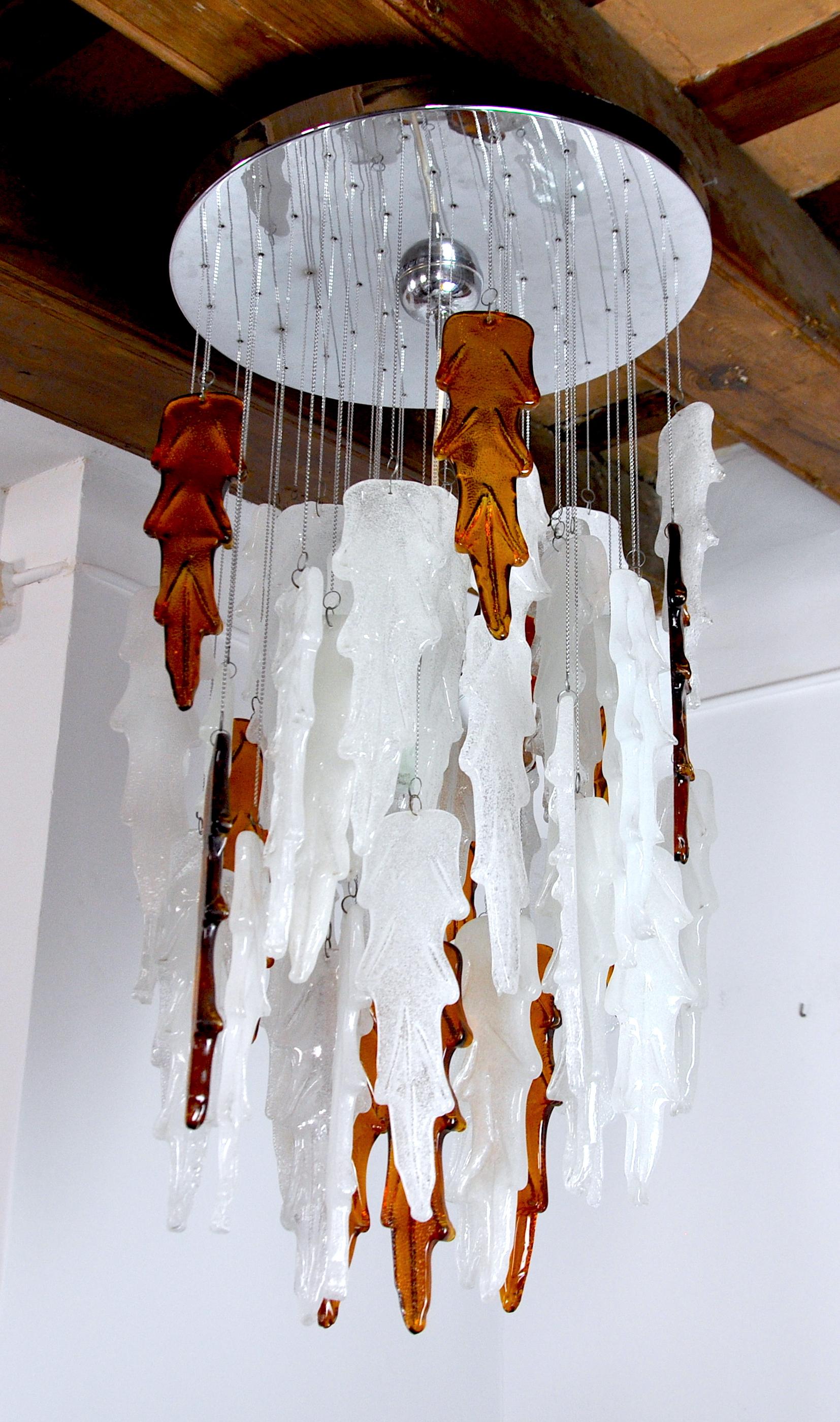 Superb and rare two-tone poliarte waterfall pendant, designed and produced by albani poli in murano (italy) in the 70s. Composed of more two-tone, white and orange blown crystals and a brass structure, this ceiling light is in superb condition .