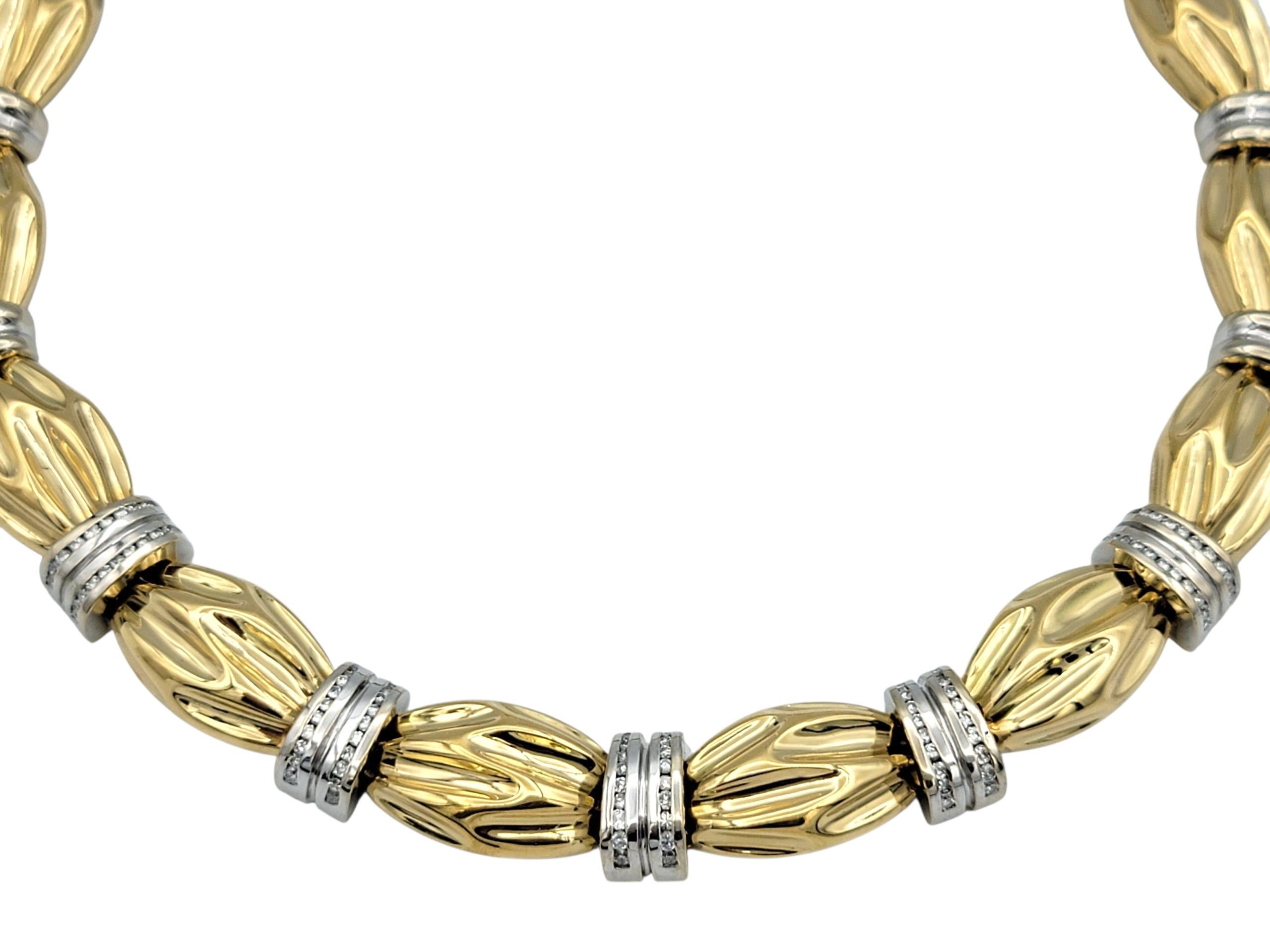 Contemporain Collier ras du cou à gros maillons en or 18 carats poli bicolore avec diamants en vente
