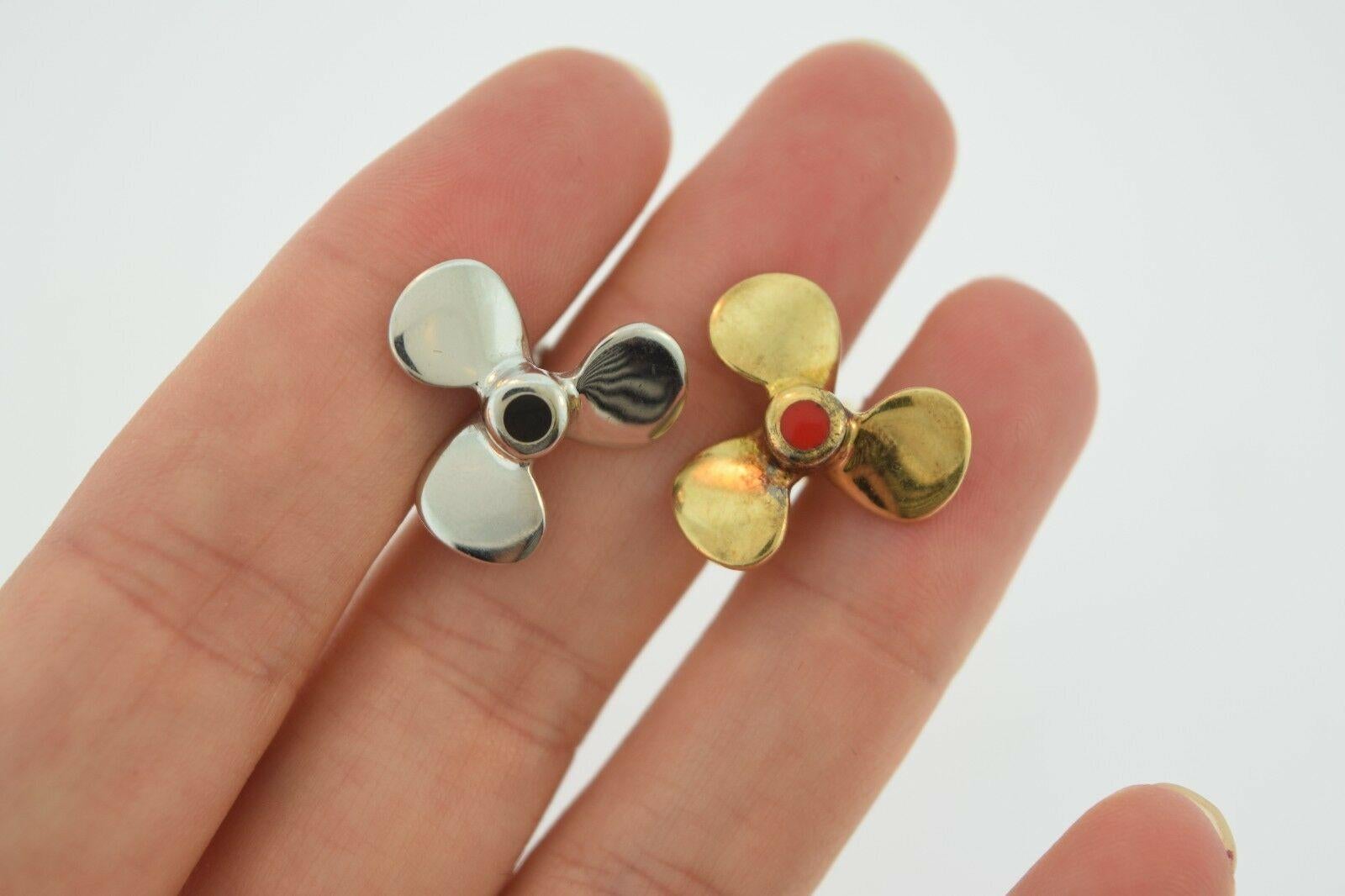 Boutons de manchette à hélice bicolores en or jaune et blanc 18 carats, émail bleu et rouge Unisexe en vente