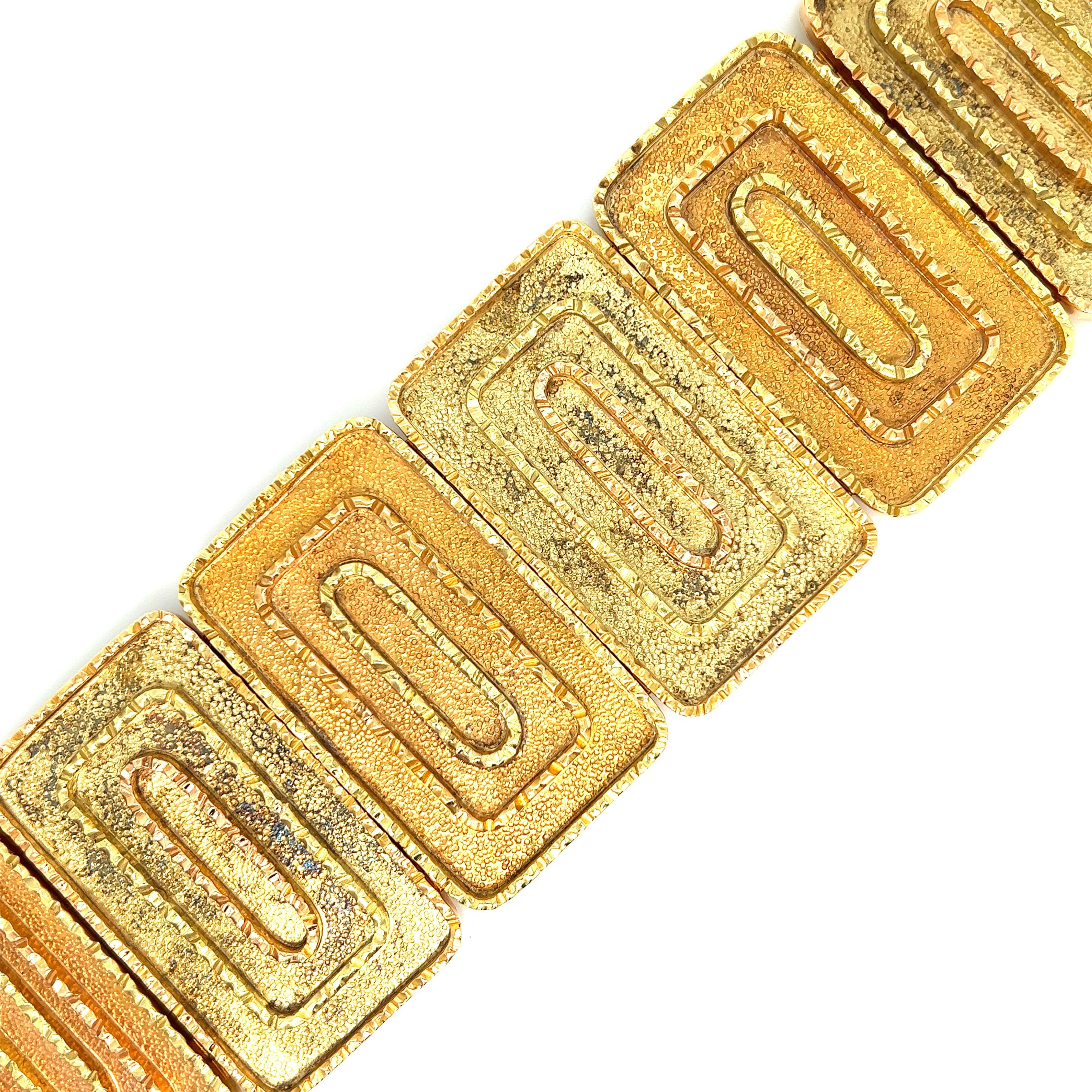 Zweifarbiges, rechteckiges Goldarmband 

18 Karat Gelbgold und Roségold; markiert 18kt

Größe: Breite 1,88 Zoll, Länge 7,13 Zoll
Gesamtgewicht: 218,6 Gramm