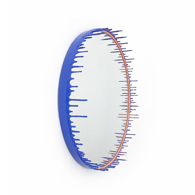 Chaque miroir à gouttes est coulé à la main avec des couches de résine créant une bordure de nos gouttes stalactites caractéristiques. La résine de chaque pièce est pigmentée à la main et coulée sur commande. Chaque miroir étant unique, le motif des