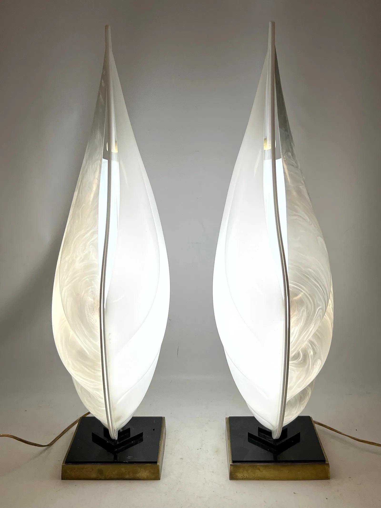 Two-Tone Rougier Clam Shell Acrylic Table Lamps - A Pair Moderno de mediados de siglo en venta