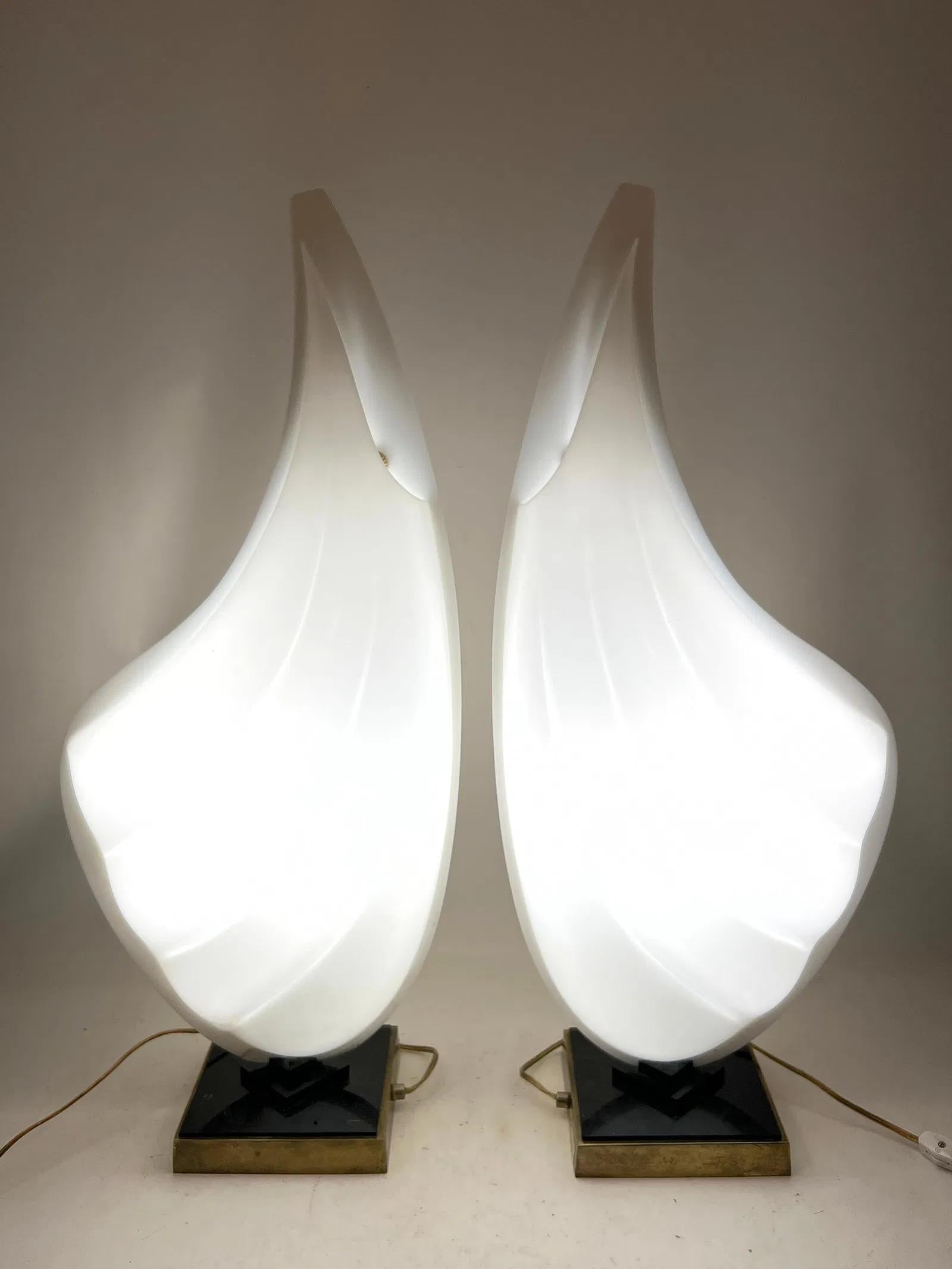 Two-Tone Rougier Clam Shell Acrylic Table Lamps - A Pair Canadiense en venta