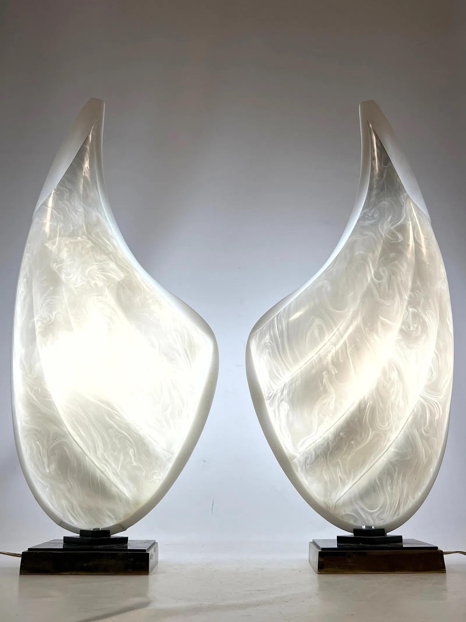 Two-Tone Rougier Clam Shell Acrylic Table Lamps - A Pair finales del siglo XX en venta
