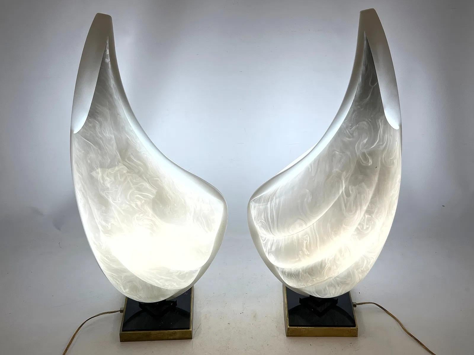 Two-Tone Rougier Clam Shell Acrylic Table Lamps - A Pair Metal en venta