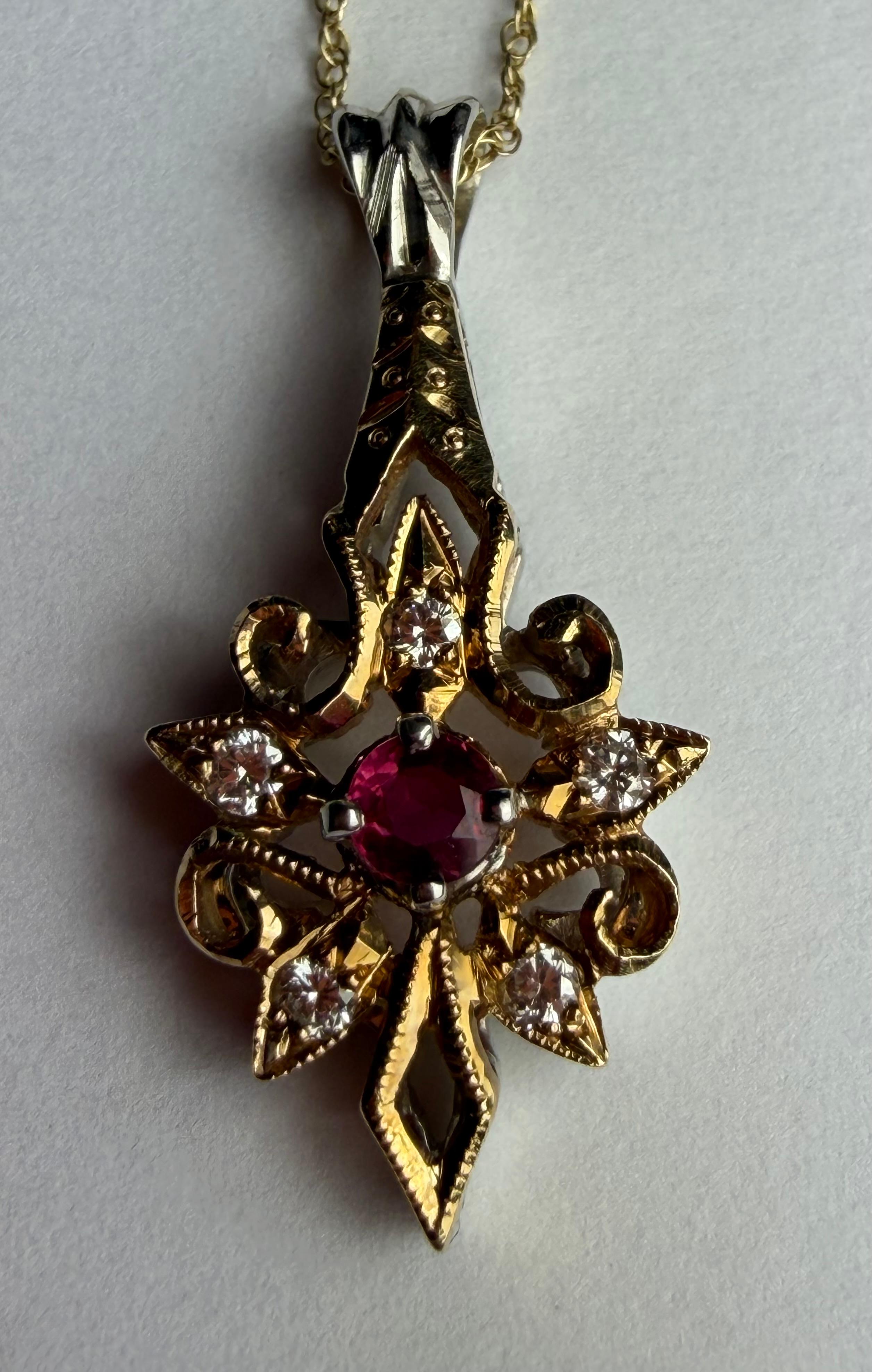 Taglio rotondo Two Tone Ruby and Diamond Pendant Necklace in vendita