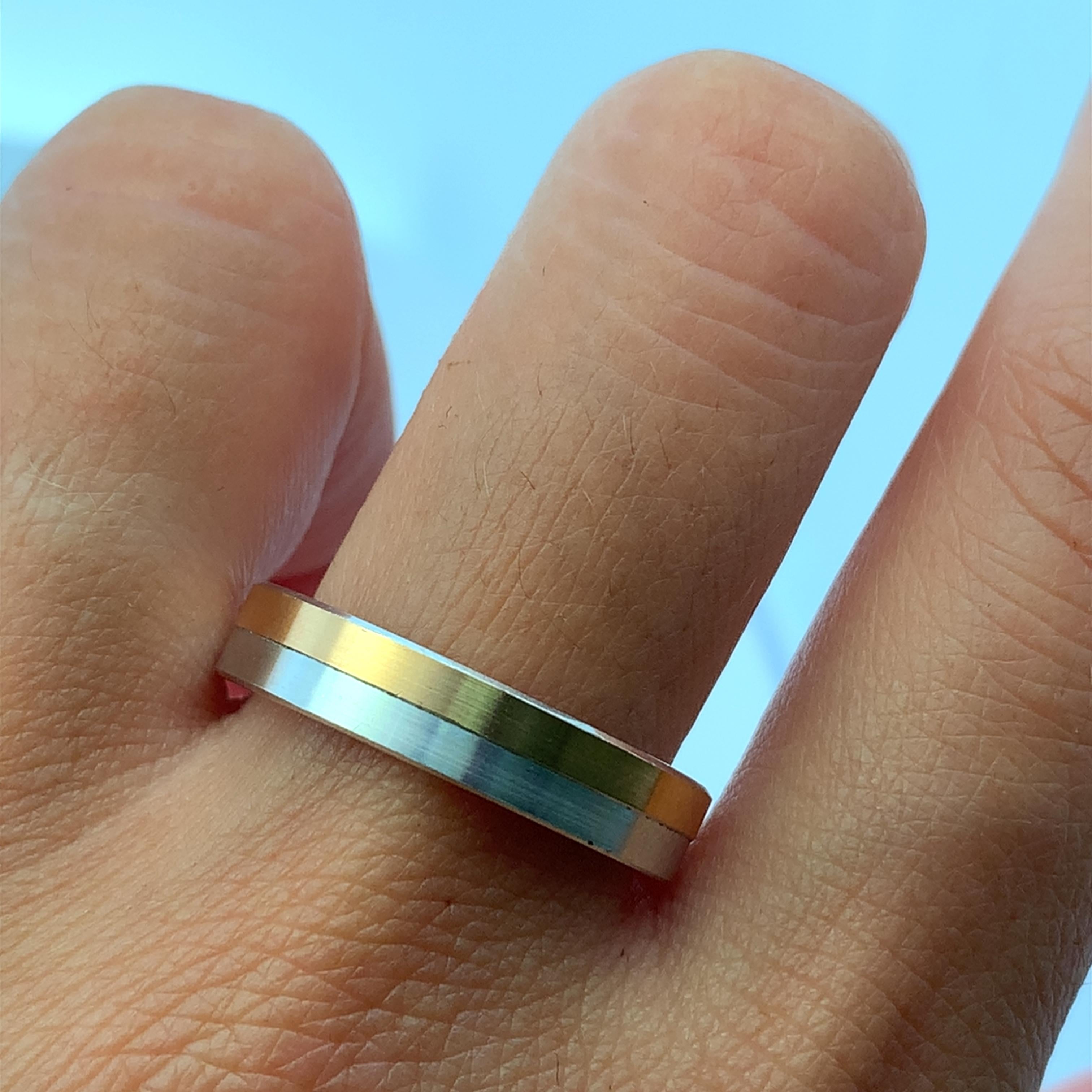 Erhöhen Sie Ihren Stil mit diesem eleganten Ring aus 18 Karat Gelbgold und Weißgold, der aus hochwertigem Gelbgold gefertigt ist. Der Ring mit einer Breite von 4,5 mm und einem Gewicht von 6,1 g zeichnet sich durch ein schlankes, zweifarbiges Design