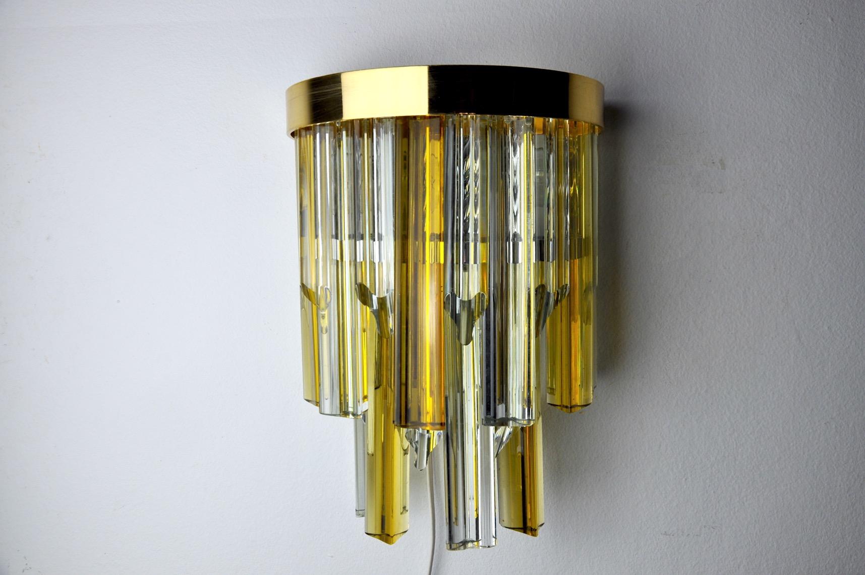 Rare and large sconce attributed to Paolo Venini two-tone dating from the 70s. Murano glass and golden metal structure. Unique object that will illuminate and bring a real design touch to your interior. Electricity verified, mark of time relative to