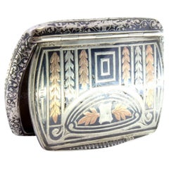 Two-tone silver snuffbox with traces of gold on the inside and a hinged lid