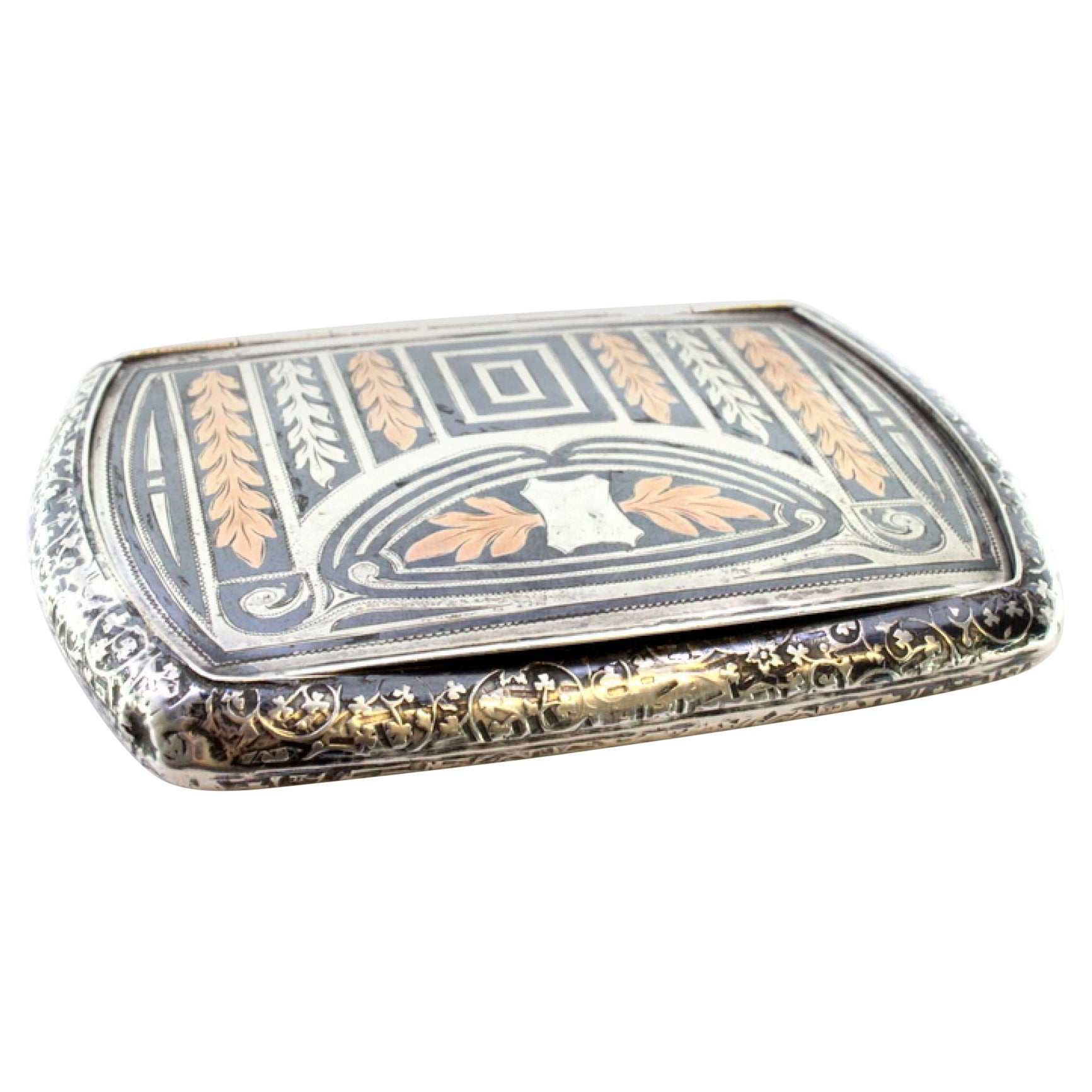 Two-tone silver snuffbox with traces of gold on the inside and a hinged lid For Sale