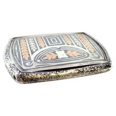 Two-tone silver snuffbox with traces of gold on the inside and a hinged lid