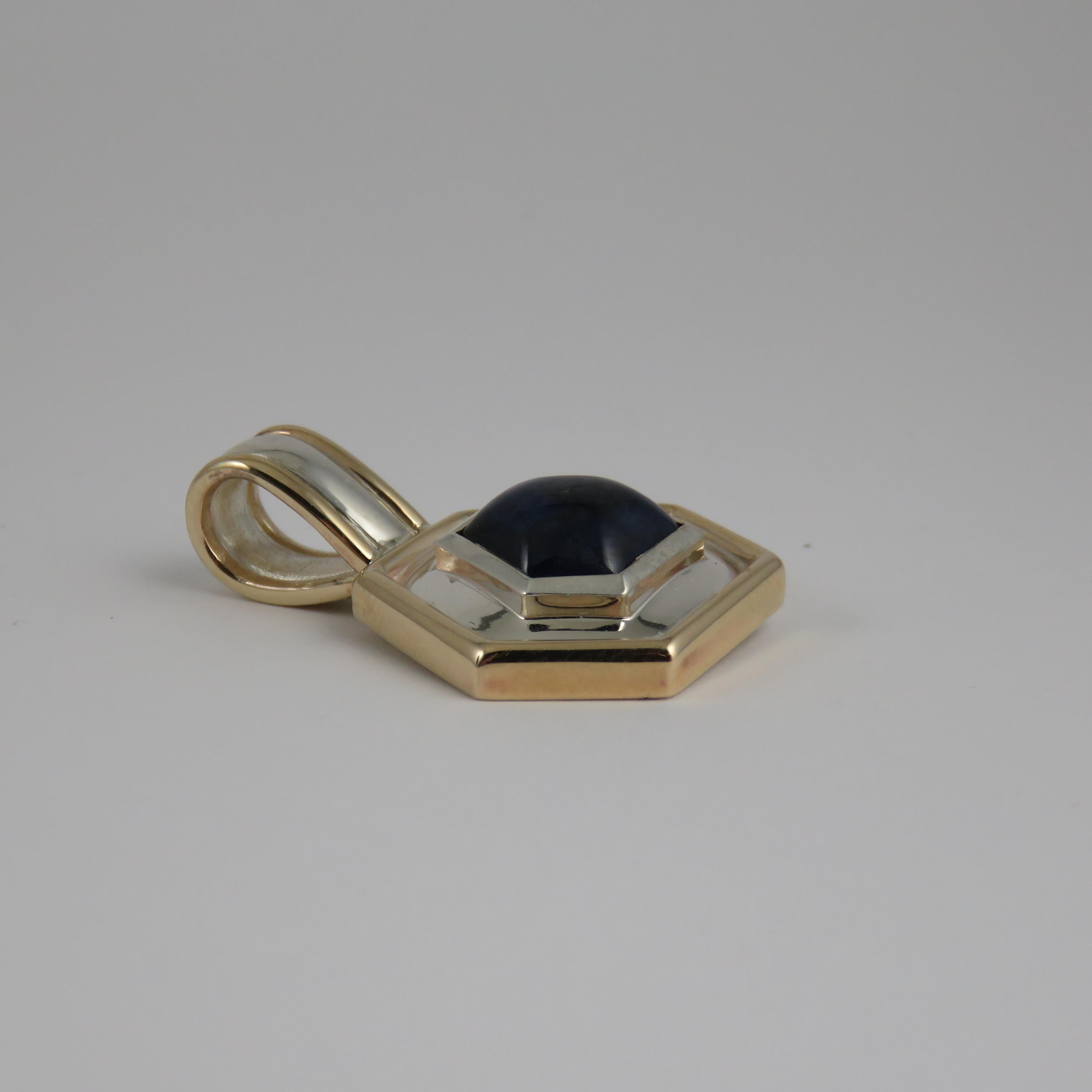 Two Tone Six Sided Cabochon Sapphire Pendant In New Condition For Sale In Cambridge, NZ