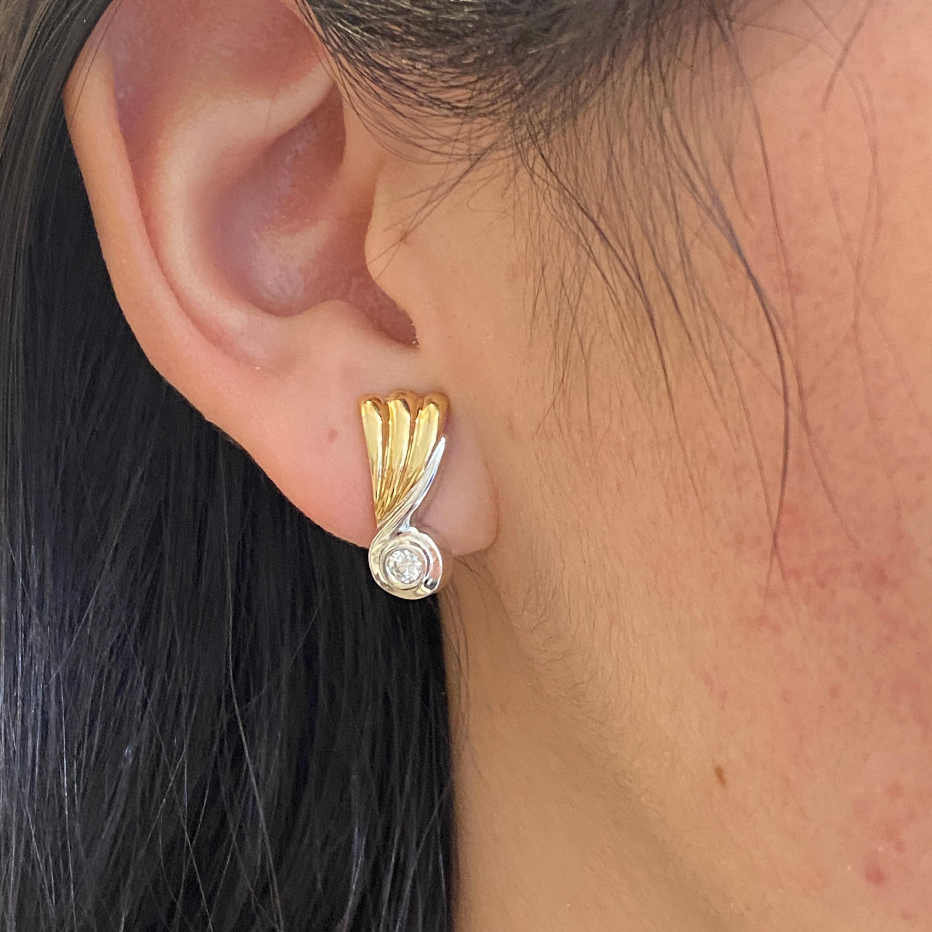 Bringen Sie einen Hauch von Retro-Flair in Ihren Tag mit diesen fabelhaften zweifarbigen Diamantohrringen! Ein dreifacher Schwung fächerförmiger Rippen aus Gelbgold ziert den oberen Teil dieser schönen Ohrringe und schmiegt sich an eine ausladende