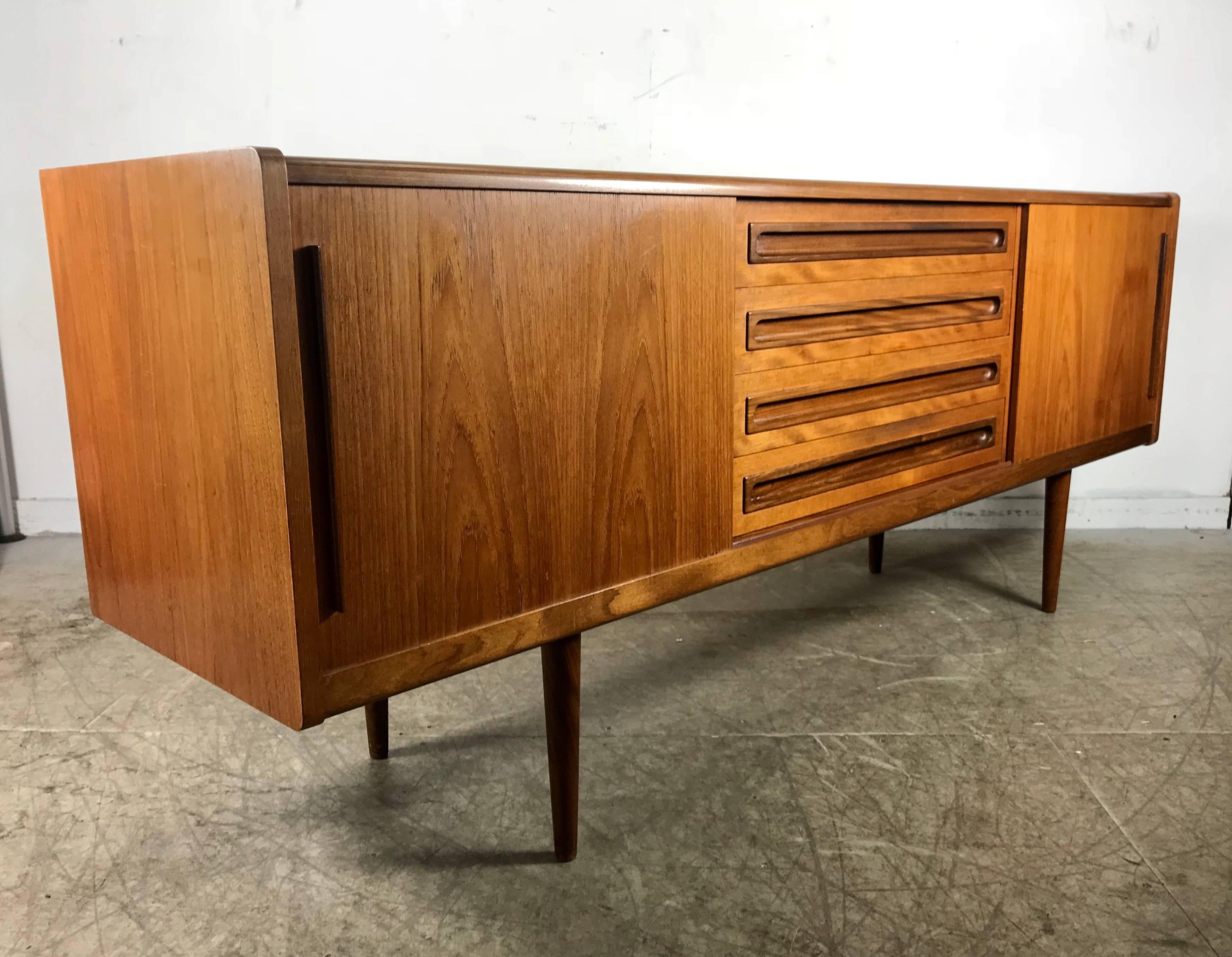 Two-Tone Teak Danish Modern Credenza Centre Drawers, Sliding Doors In Good Condition For Sale In Buffalo, NY