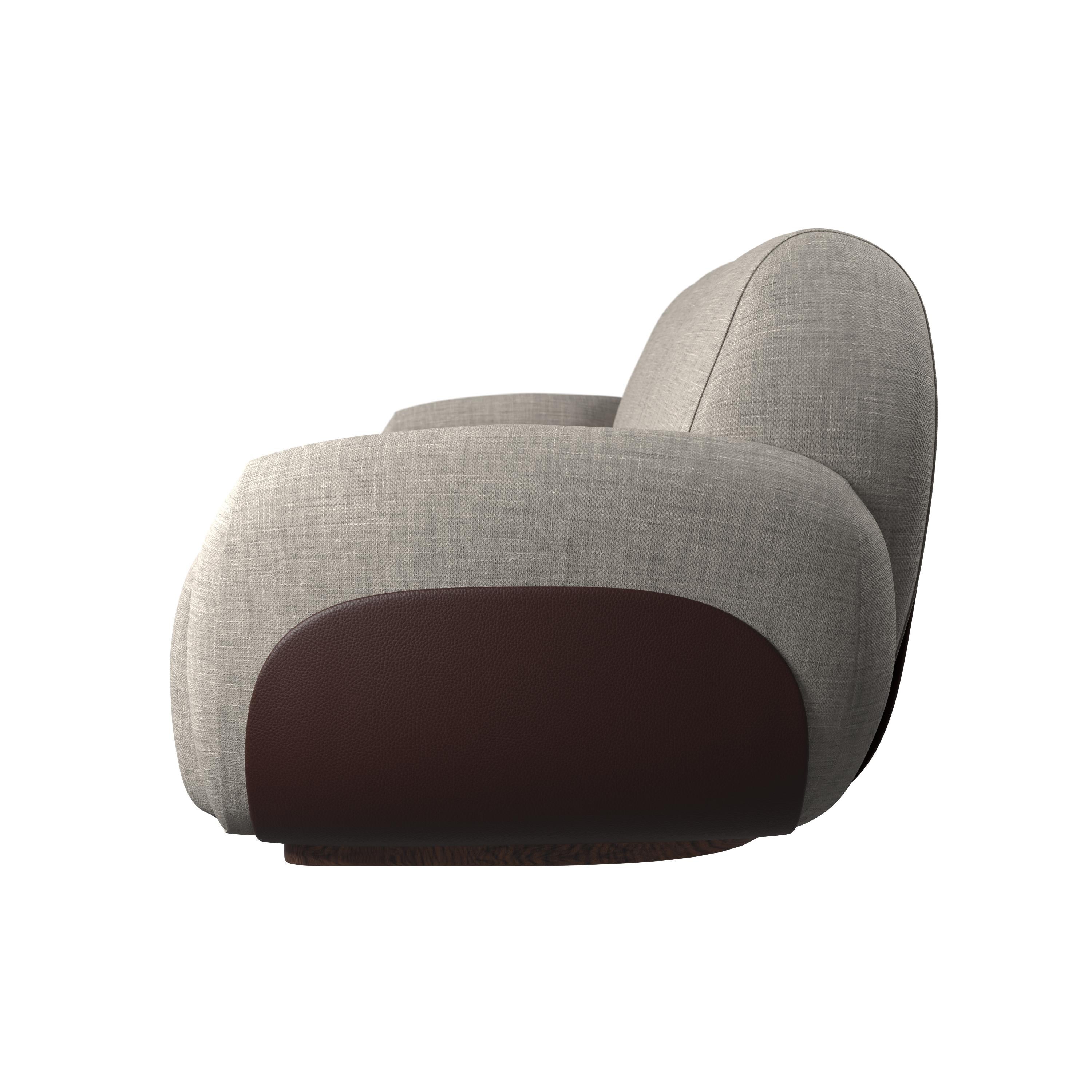 Zweifarbiges Zweisitzer-Sofa Kiritsu aus hellgrauem Stoff/braunem Leder von Murmurio (Organische Moderne) im Angebot