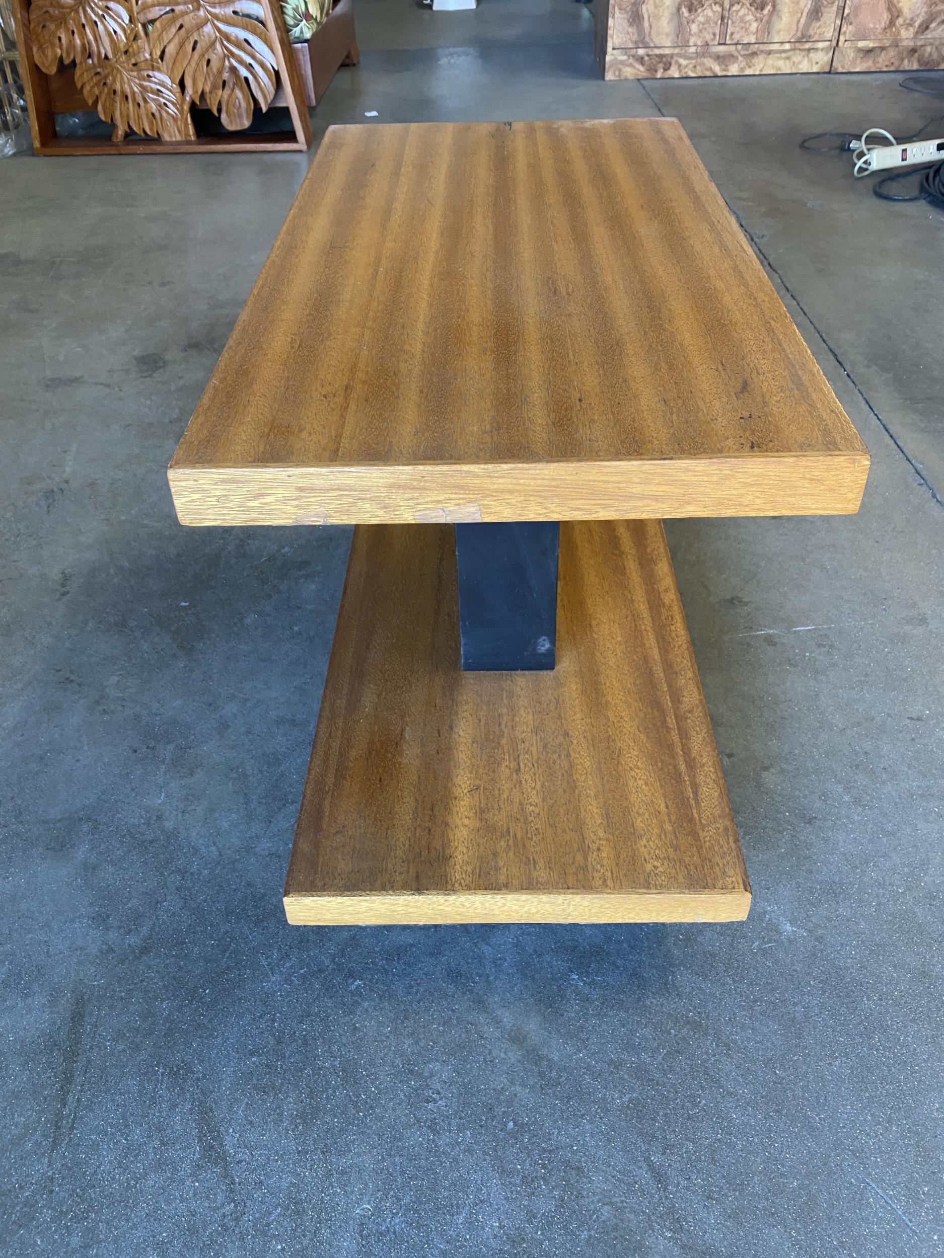 Table d'appoint moderniste mi-siècle à deux niveaux en noyer Excellent état - En vente à Van Nuys, CA