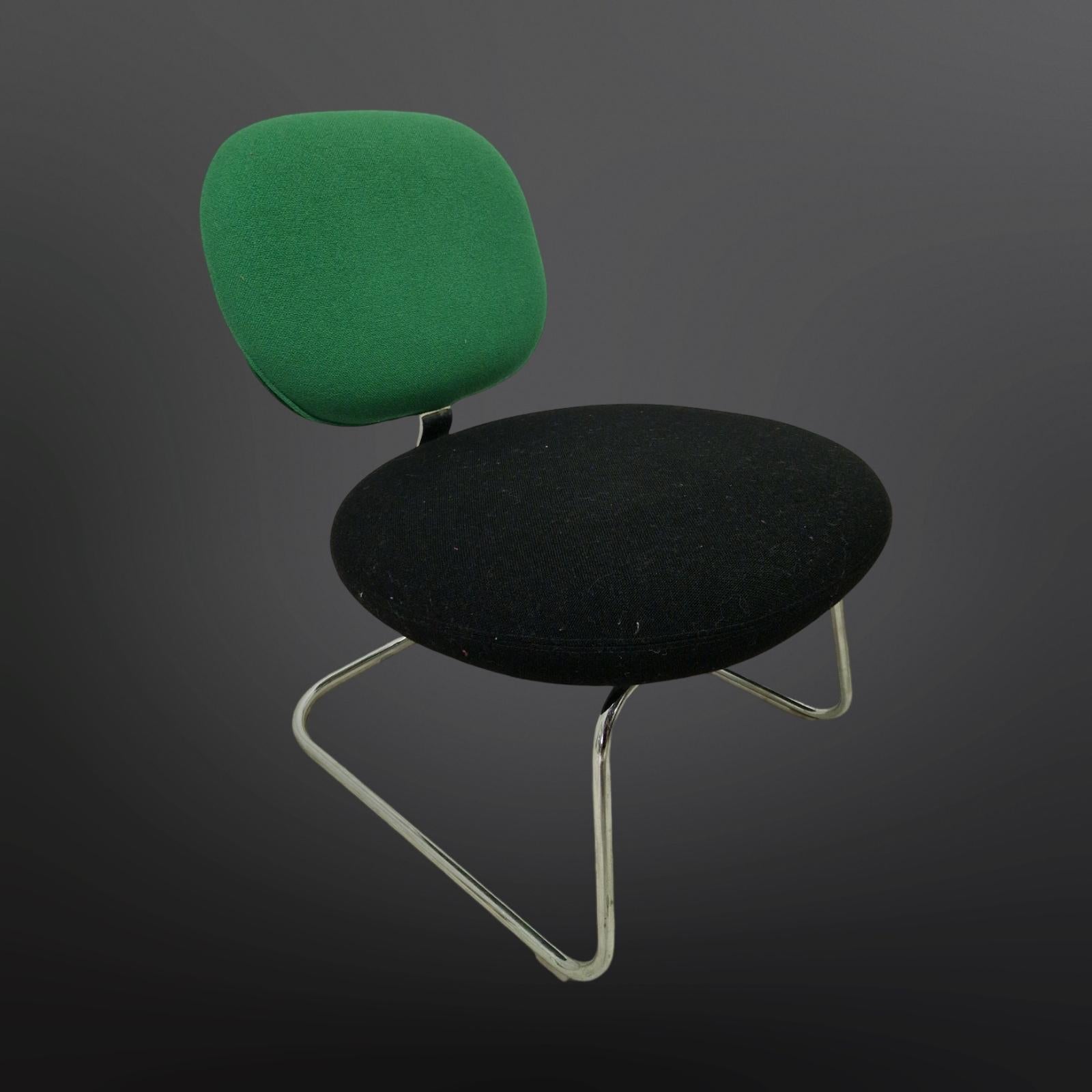 The Artifort Vega Armchair is a quirky design by Jasper Morrison. A design that does well as a lone, or in a group. The round shapes of the seat and backrest contrast with the tight yet curved base. The steel connector that connects the seat to the