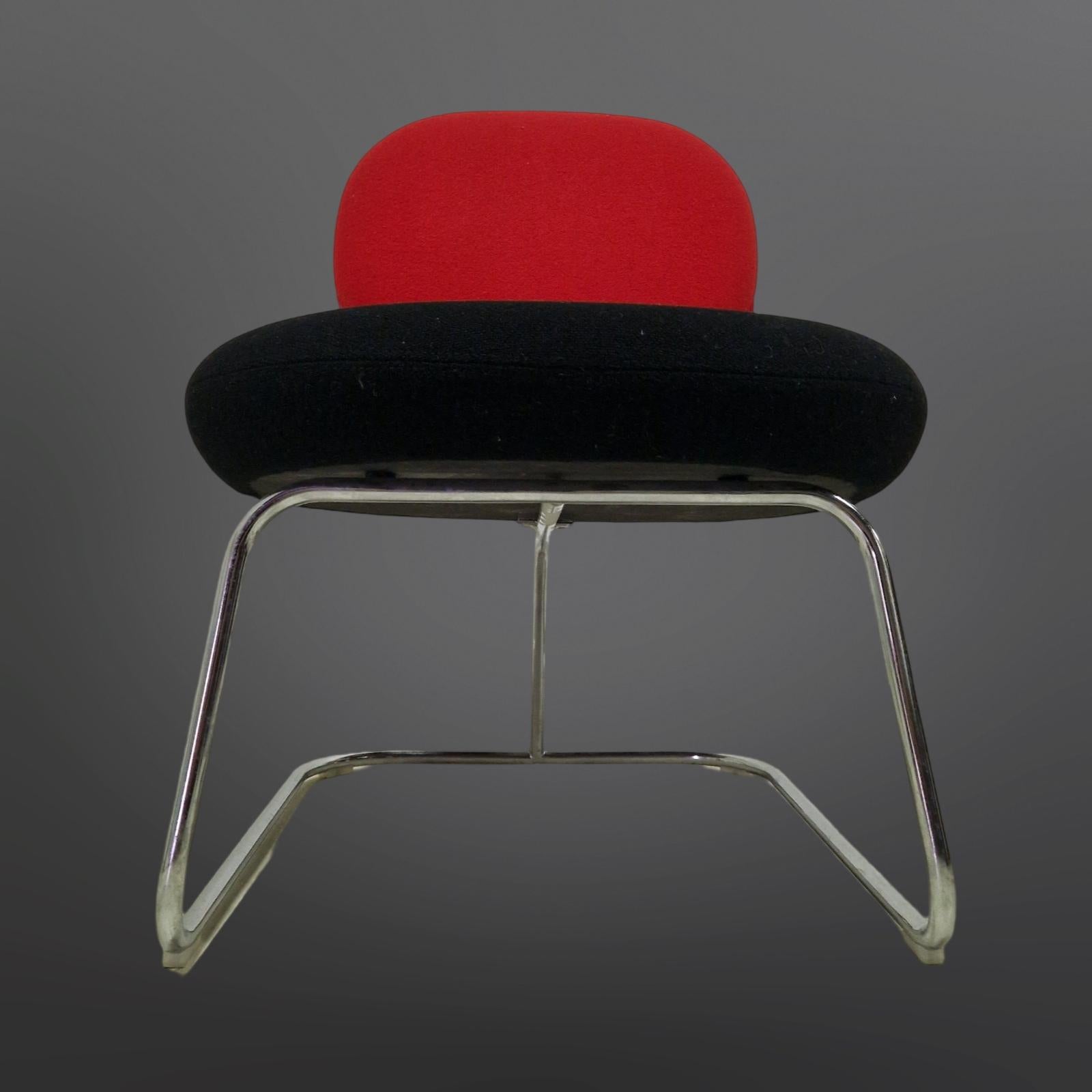 Le fauteuil Vega d'Artifort est une création originale de Jasper Morrison. Un design qui fait l'affaire en solo ou en groupe. Les formes rondes de l'assise et du dossier contrastent avec la base étroite et incurvée. Le connecteur en acier qui relie