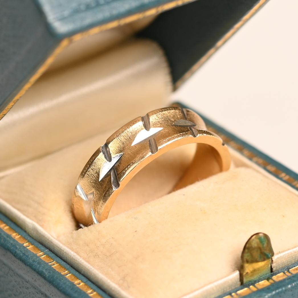 Te presentamos un tesoro vintage atemporal: una alianza de oro de 14 quilates en dos tonos que combina a la perfección la elegancia clásica con una artesanía inconfundible. Esta sofisticada pieza muestra la perfecta armonía del oro amarillo y el oro