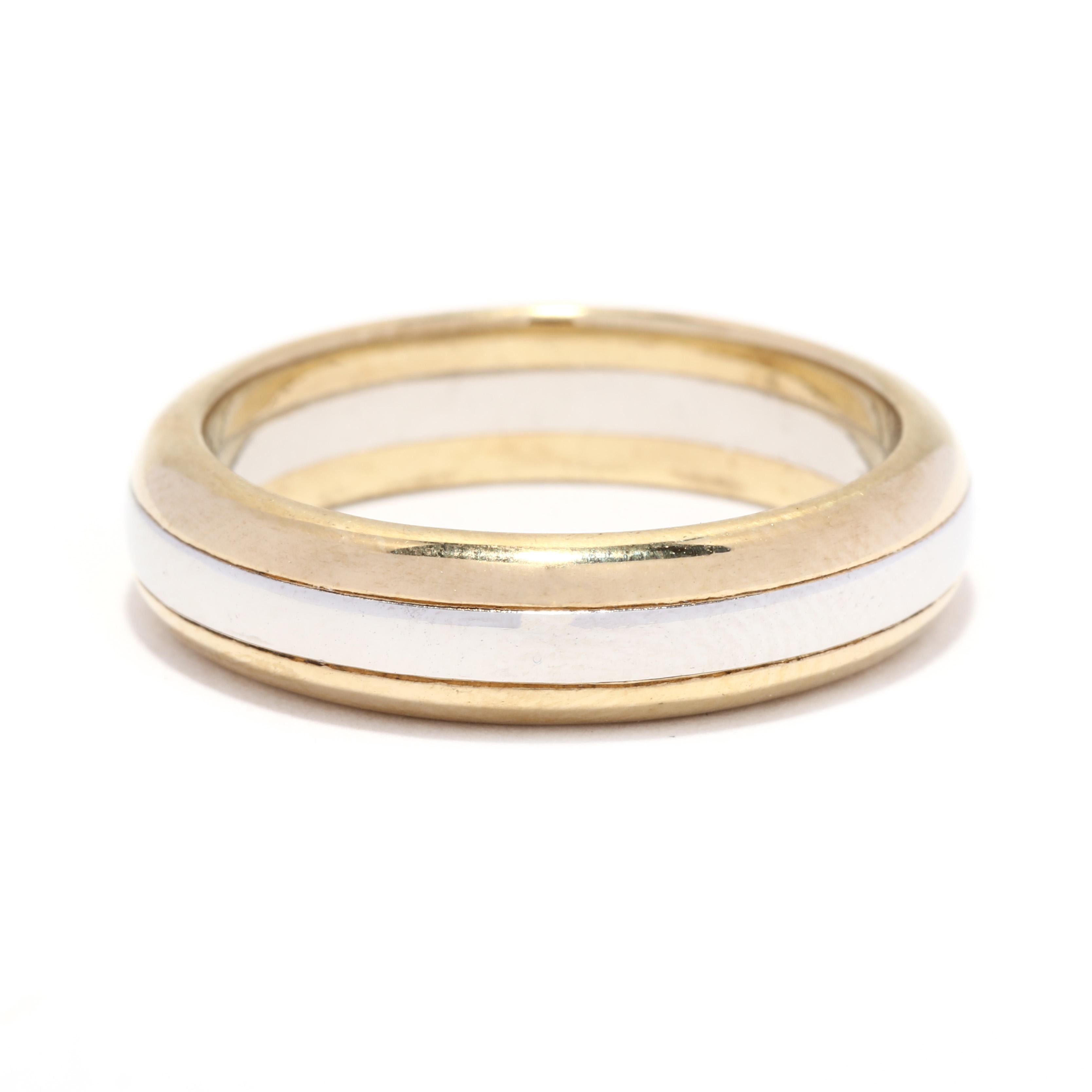 Ein zweifarbiger Ehering aus Platin und 14 Karat Gelbgold. Dieses stapelbare Band besteht aus einem schlichten, polierten Platinband mit gelbgoldenen Kanten.

Ringgröße: 8.75

Erhebung vom Finger: 2.5 mm

Breite: 5,25 mm

Gewicht: 7,8 dwts. / 12,1