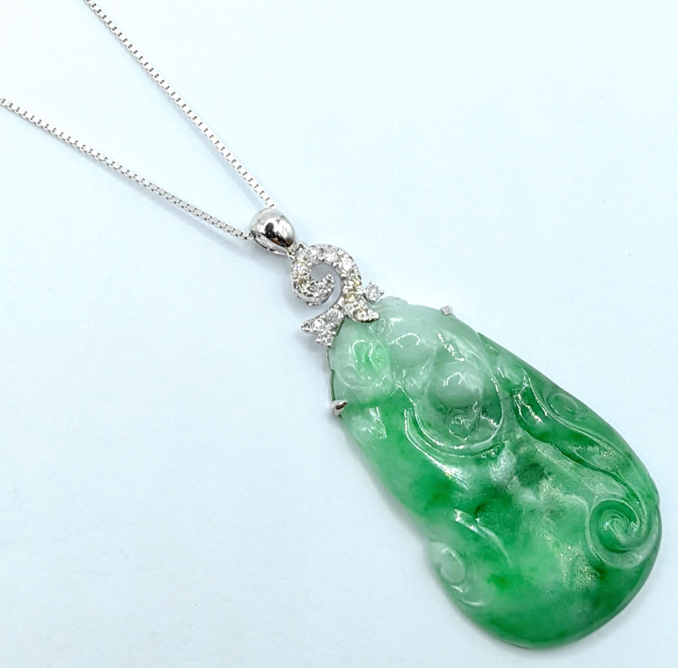 Ce pendentif exceptionnel met en valeur une jadéite bicolore magistralement sculptée présentant le motif auspicieux 貔貅如意 (Pixiu Ruyi), où le vert émeraude vibrant passe magnifiquement au jade blanc translucide. L'artisan qualifié a utilisé les