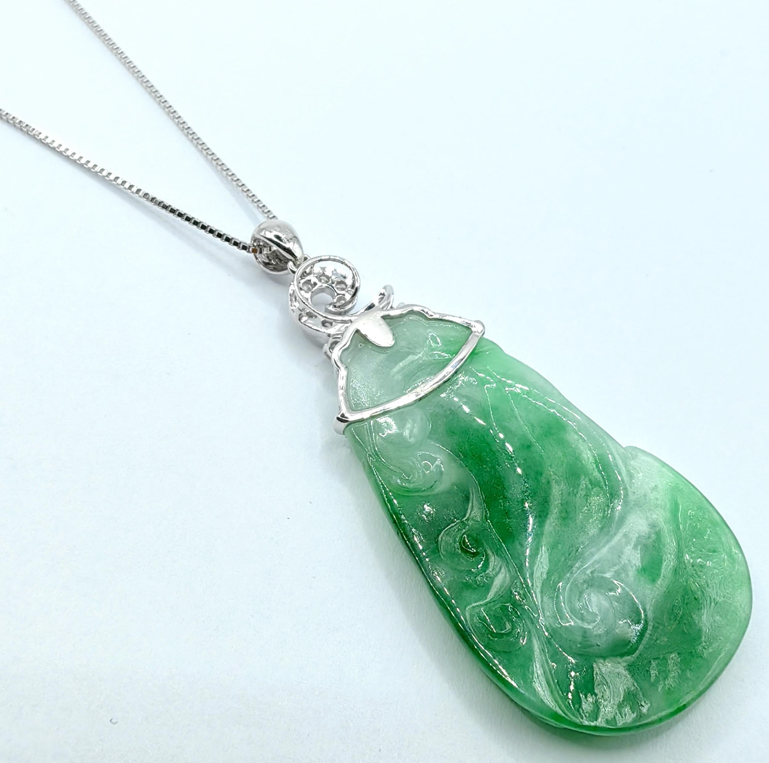 Contemporain Pendentif en or blanc 18 carats en jade Ruyi bicolore blanc et vert avec diamants en vente