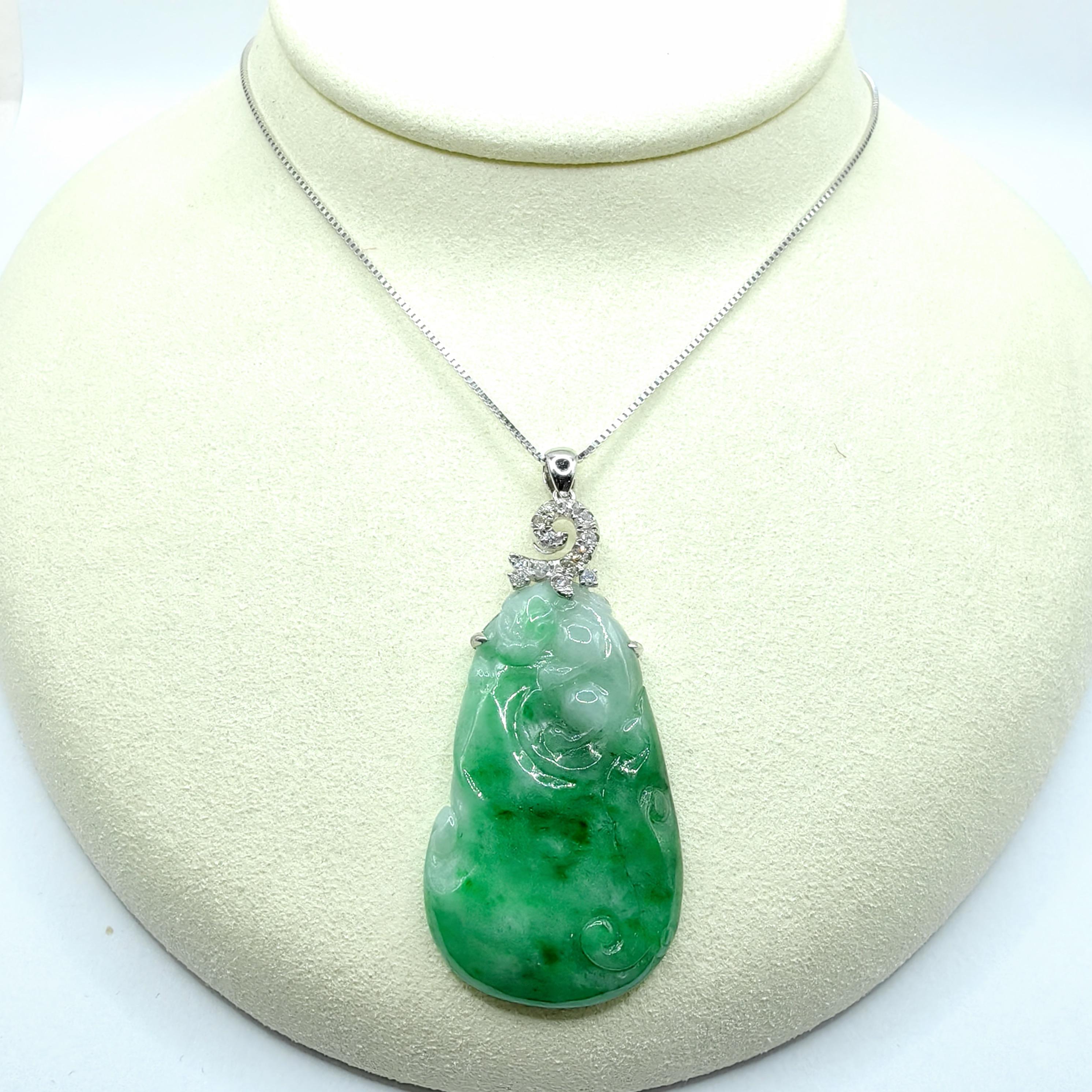 Taille ronde Pendentif en or blanc 18 carats en jade Ruyi bicolore blanc et vert avec diamants en vente