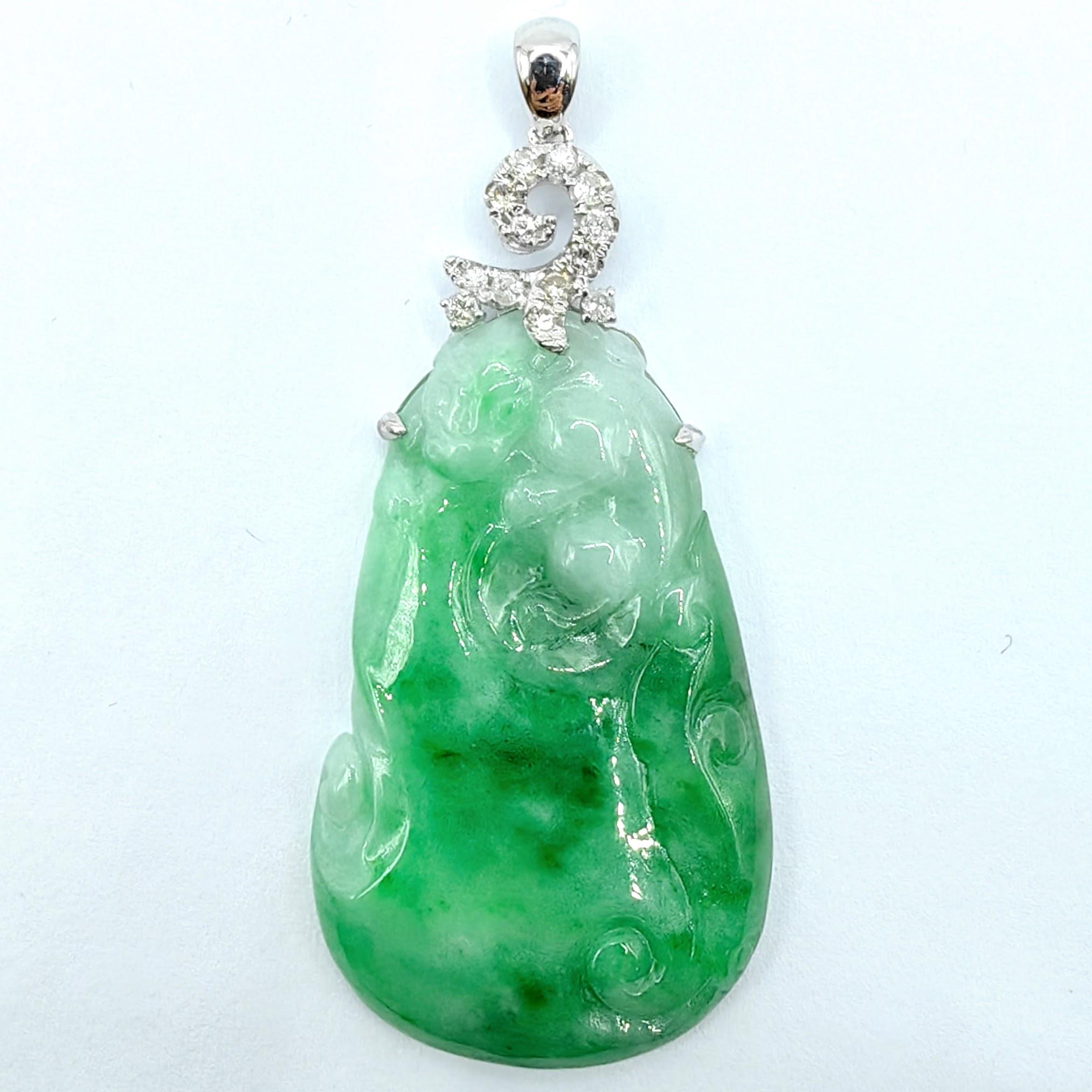 Pendentif en or blanc 18 carats en jade Ruyi bicolore blanc et vert avec diamants Neuf - En vente à Wan Chai District, HK