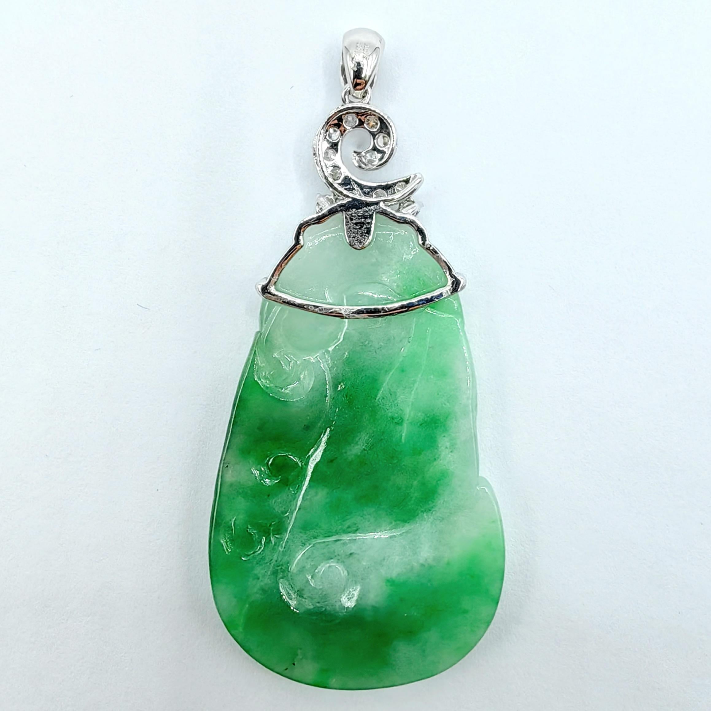 Pendentif en or blanc 18 carats en jade Ruyi bicolore blanc et vert avec diamants Unisexe en vente