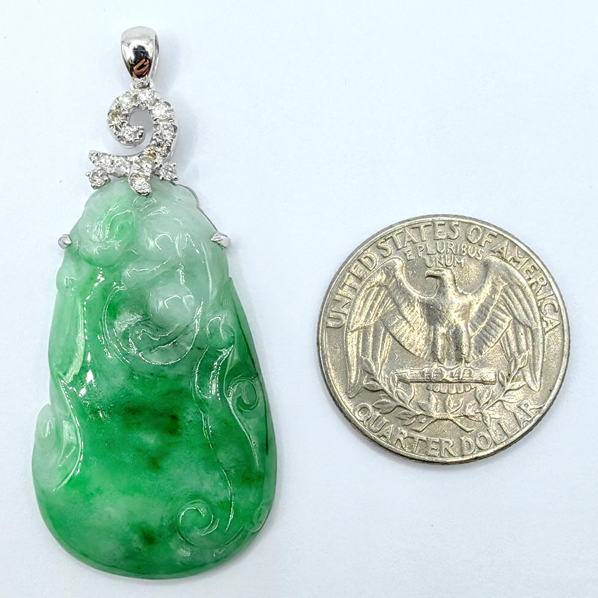 Pendentif en or blanc 18 carats en jade Ruyi bicolore blanc et vert avec diamants en vente 1