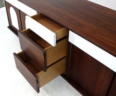 Niedriger, langer Kommodenschrank aus geöltem Nussbaumholz mit weißem Lack, zweifarbig