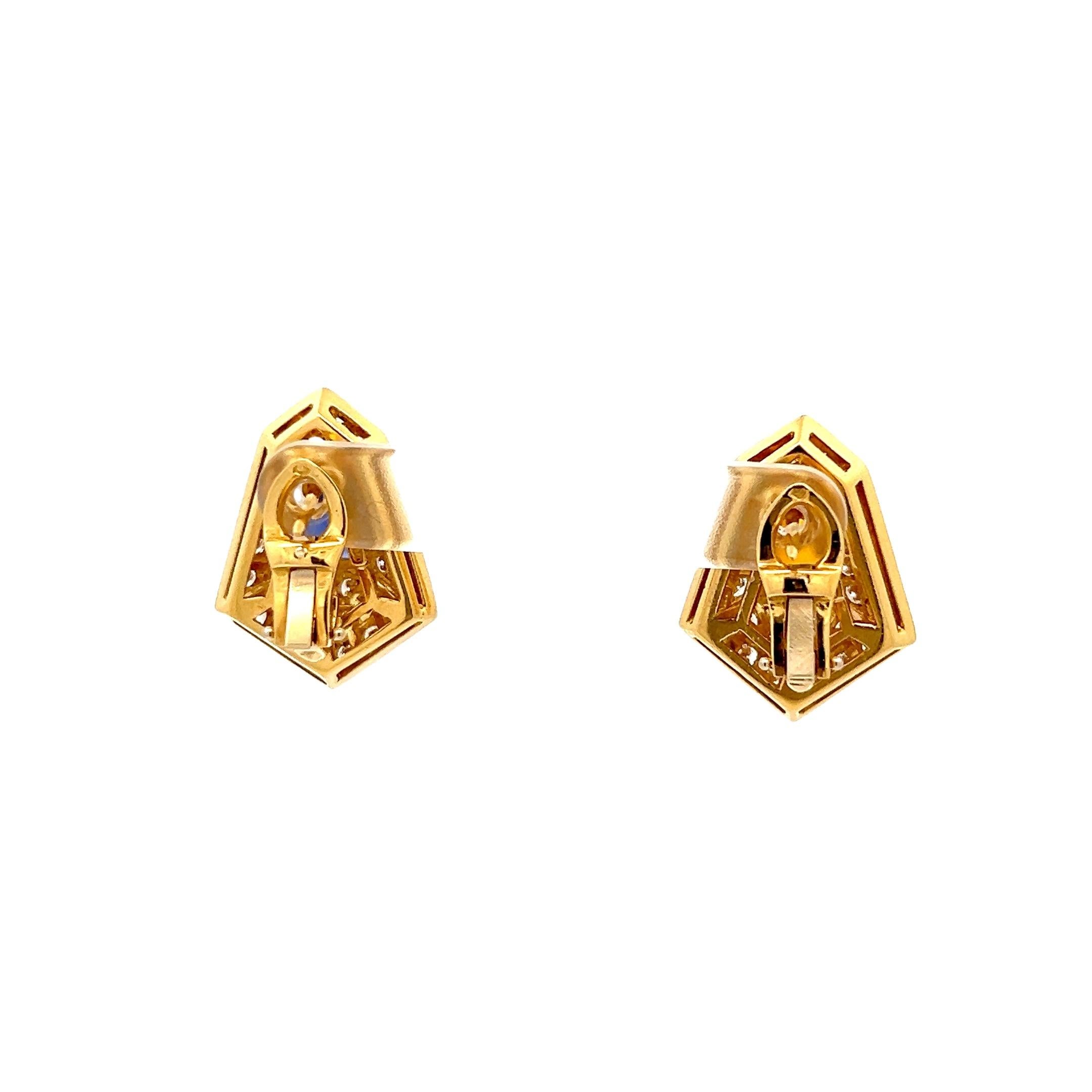 Zweifarbige Ohrringe mit gelbem und blauem Saphir und Diamant aus 18 Karat Gelbgold, 5,00 Karat (Trapezschliff) im Angebot