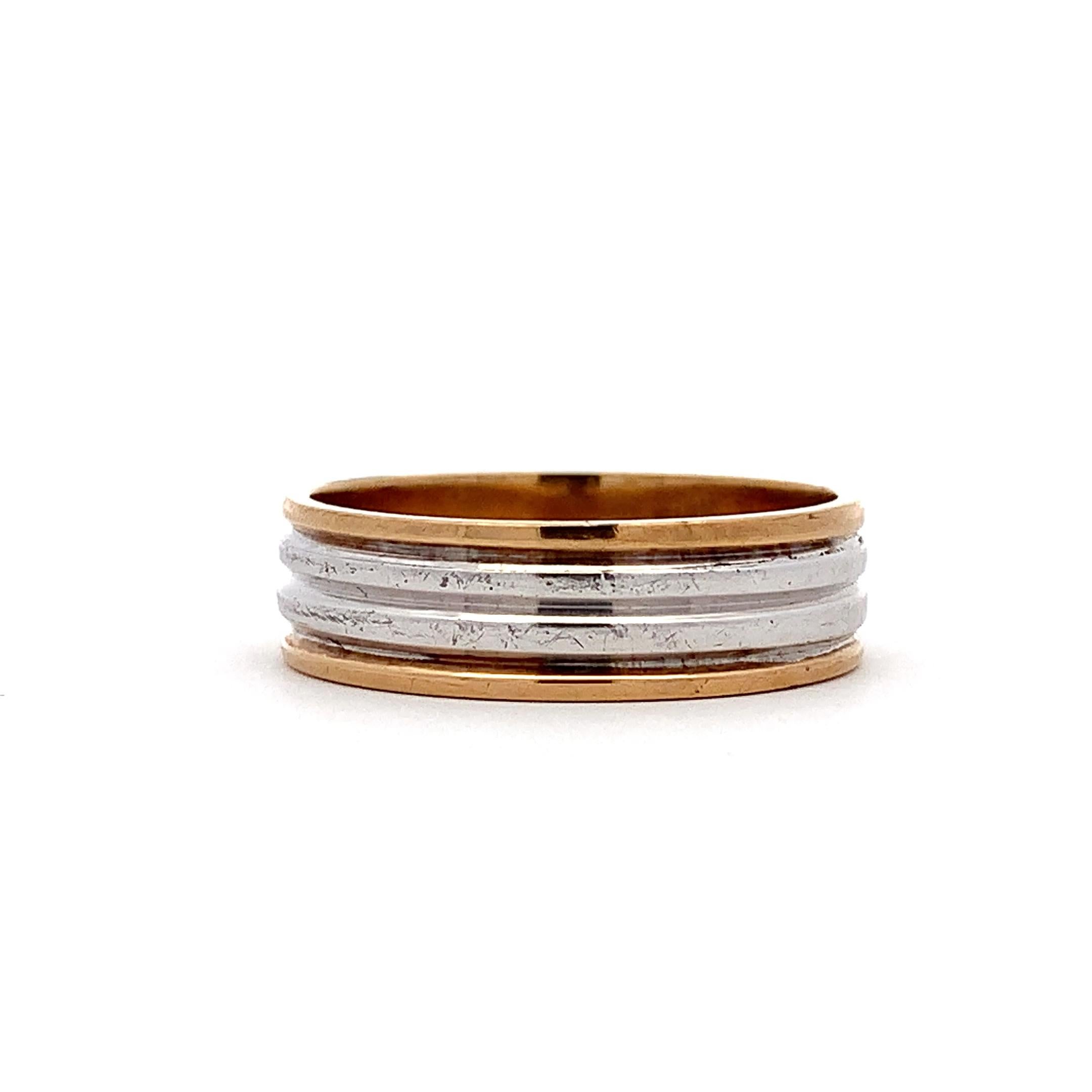 Anneau de mariage large en or jaune et blanc bicolore Unisexe en vente