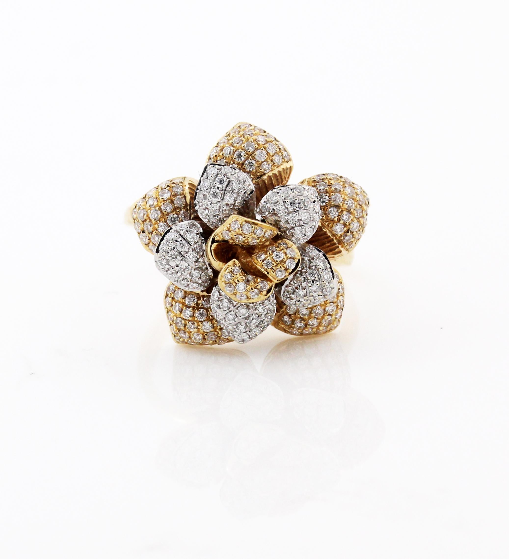 18K Yellow and White Gold Two-Tone Flower Ring with Diamonds

1.15 carat diamonds

Size 6. Sizable.