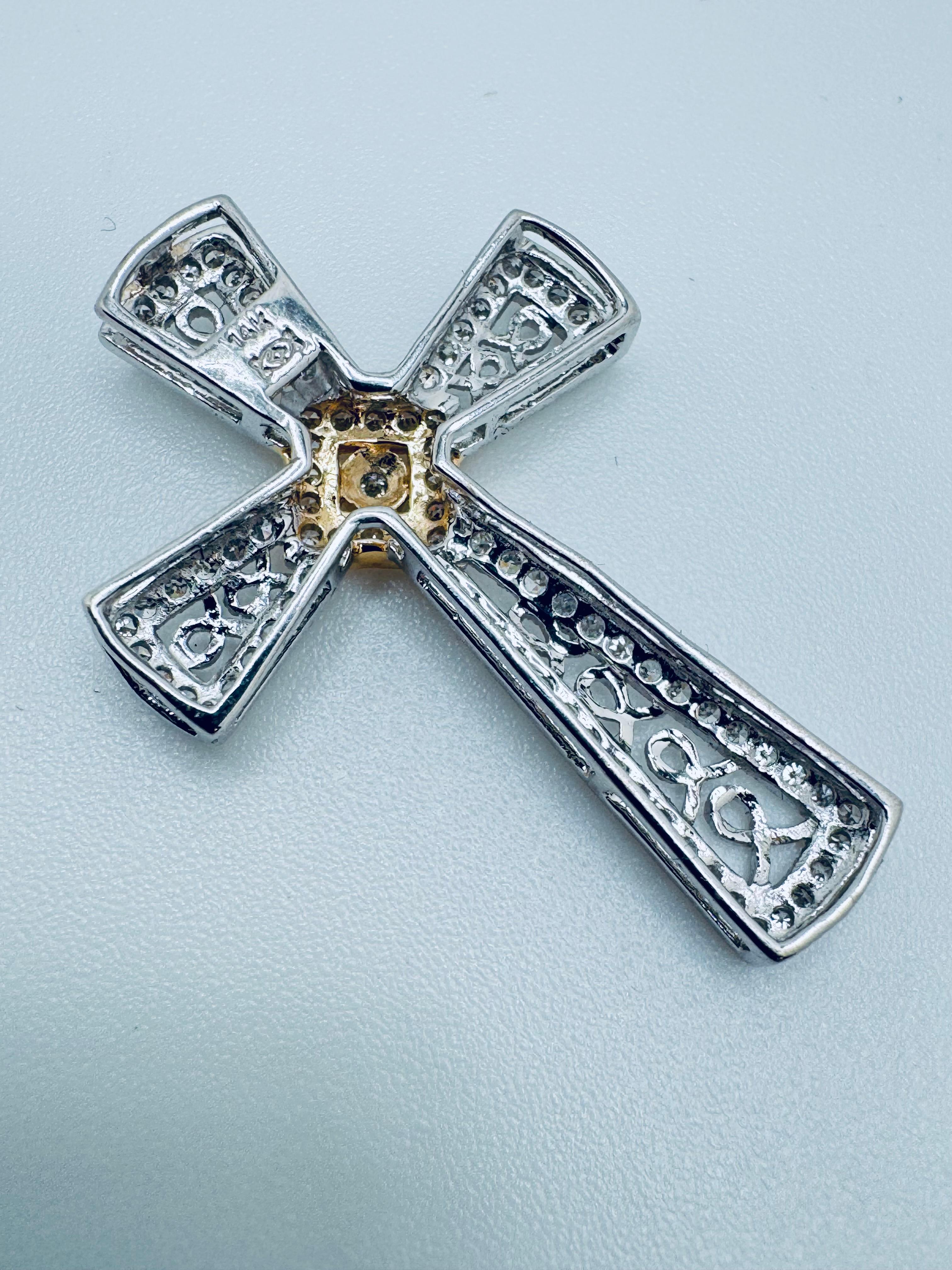 Ciondolo a croce con diamante in oro 14K bicolore in vendita 4