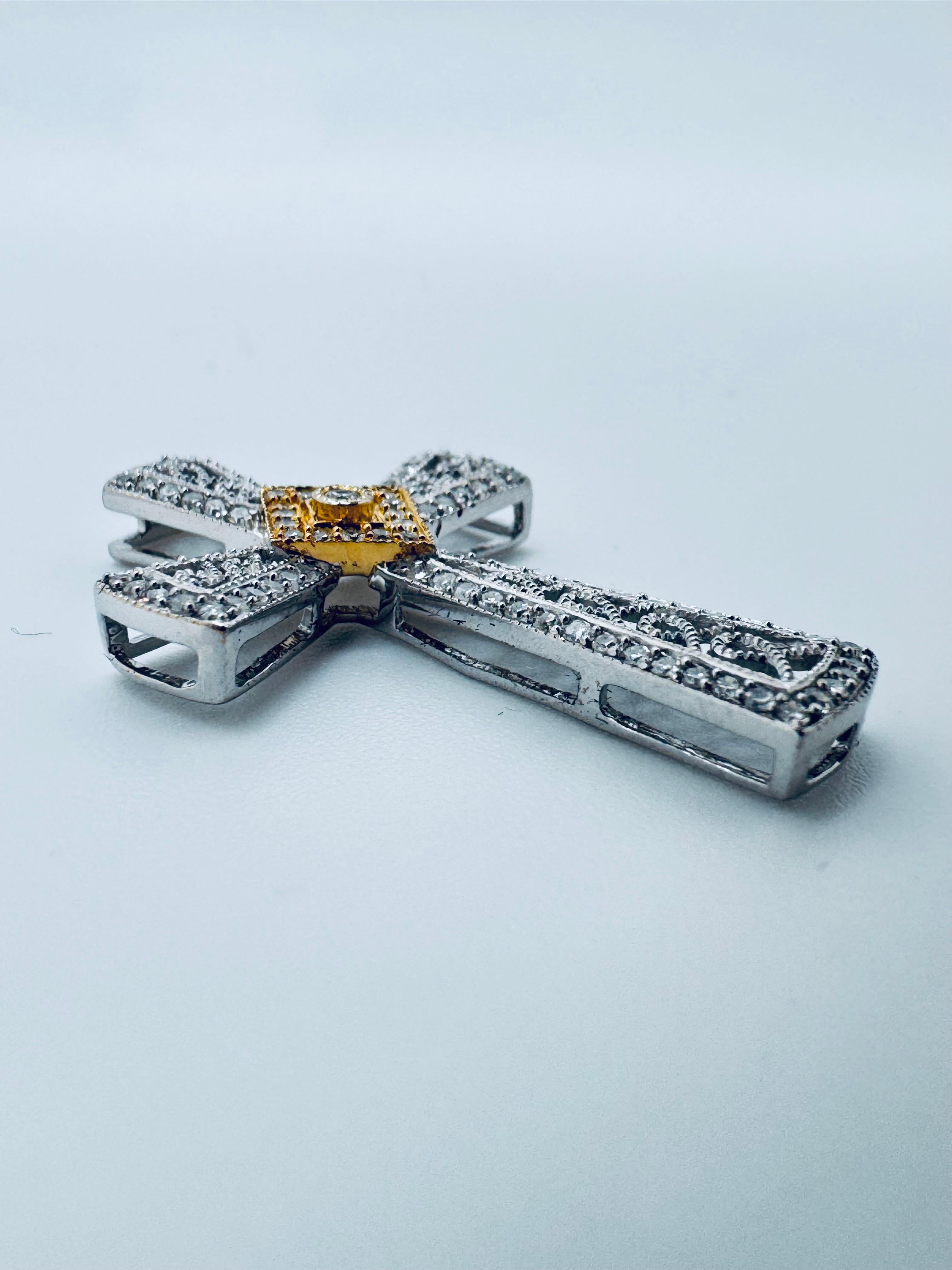 Contemporaneo Ciondolo a croce con diamante in oro 14K bicolore in vendita