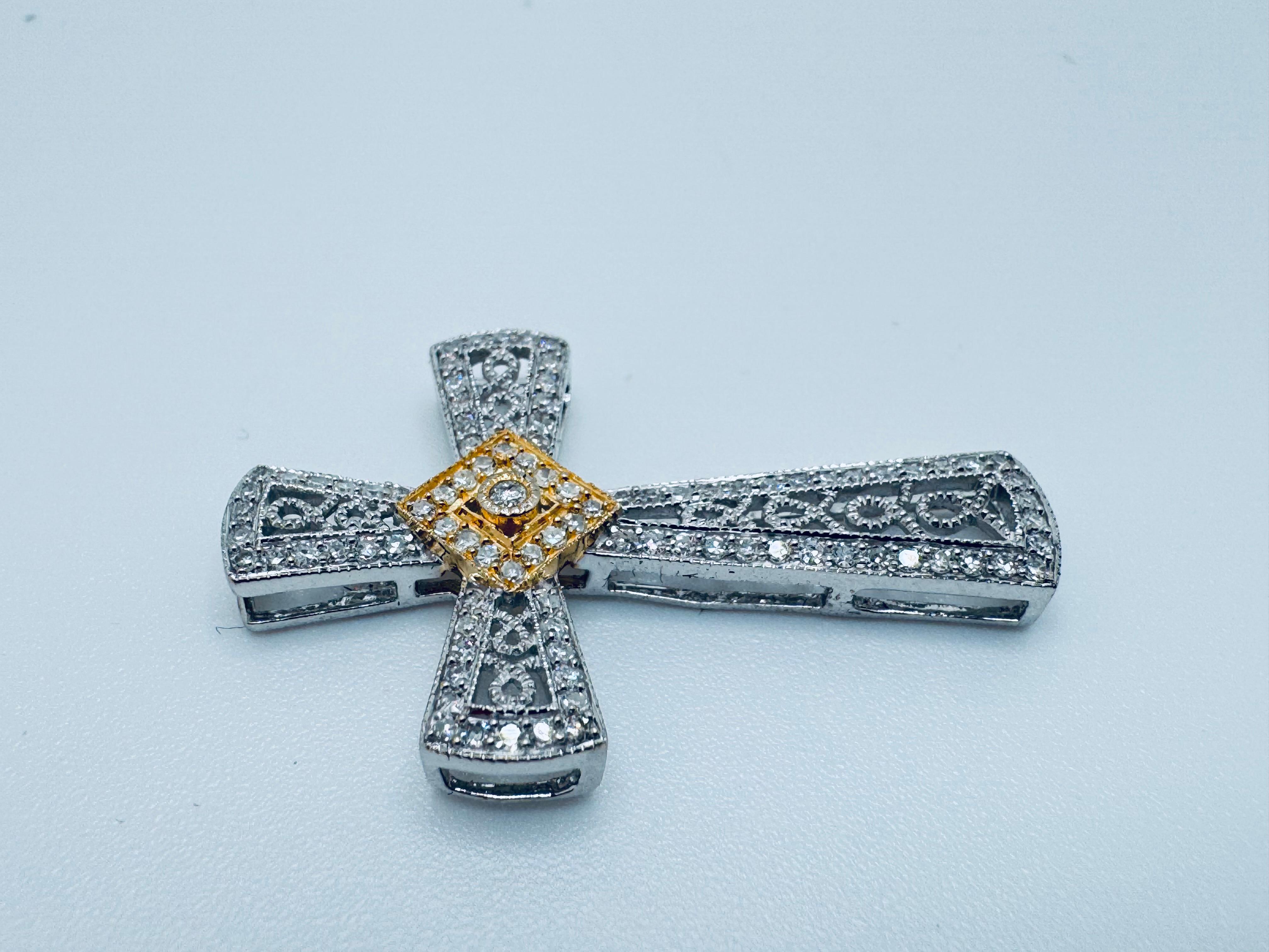 Taglio rotondo Ciondolo a croce con diamante in oro 14K bicolore in vendita