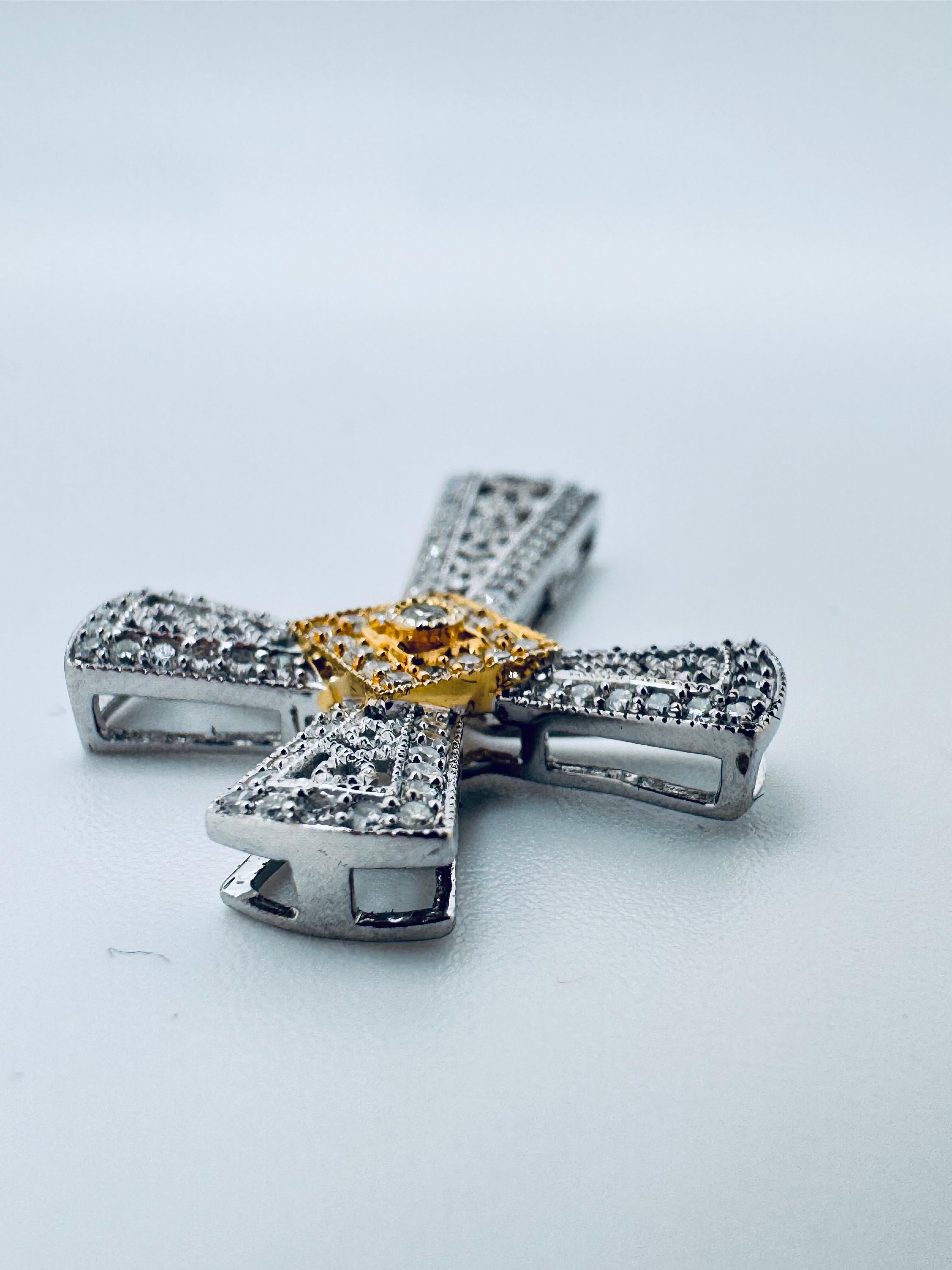 Ciondolo a croce con diamante in oro 14K bicolore In condizioni buone in vendita a Palm Desert, CA