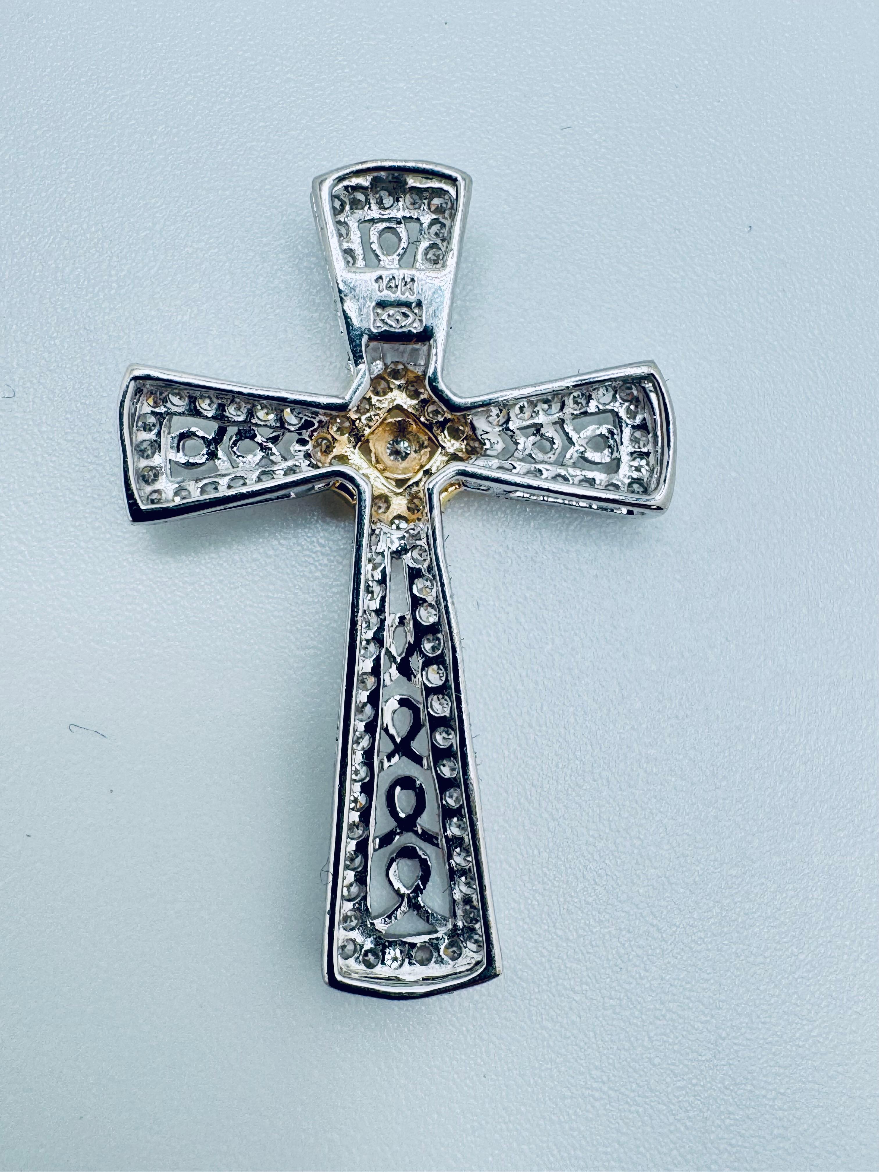 Ciondolo a croce con diamante in oro 14K bicolore in vendita 1
