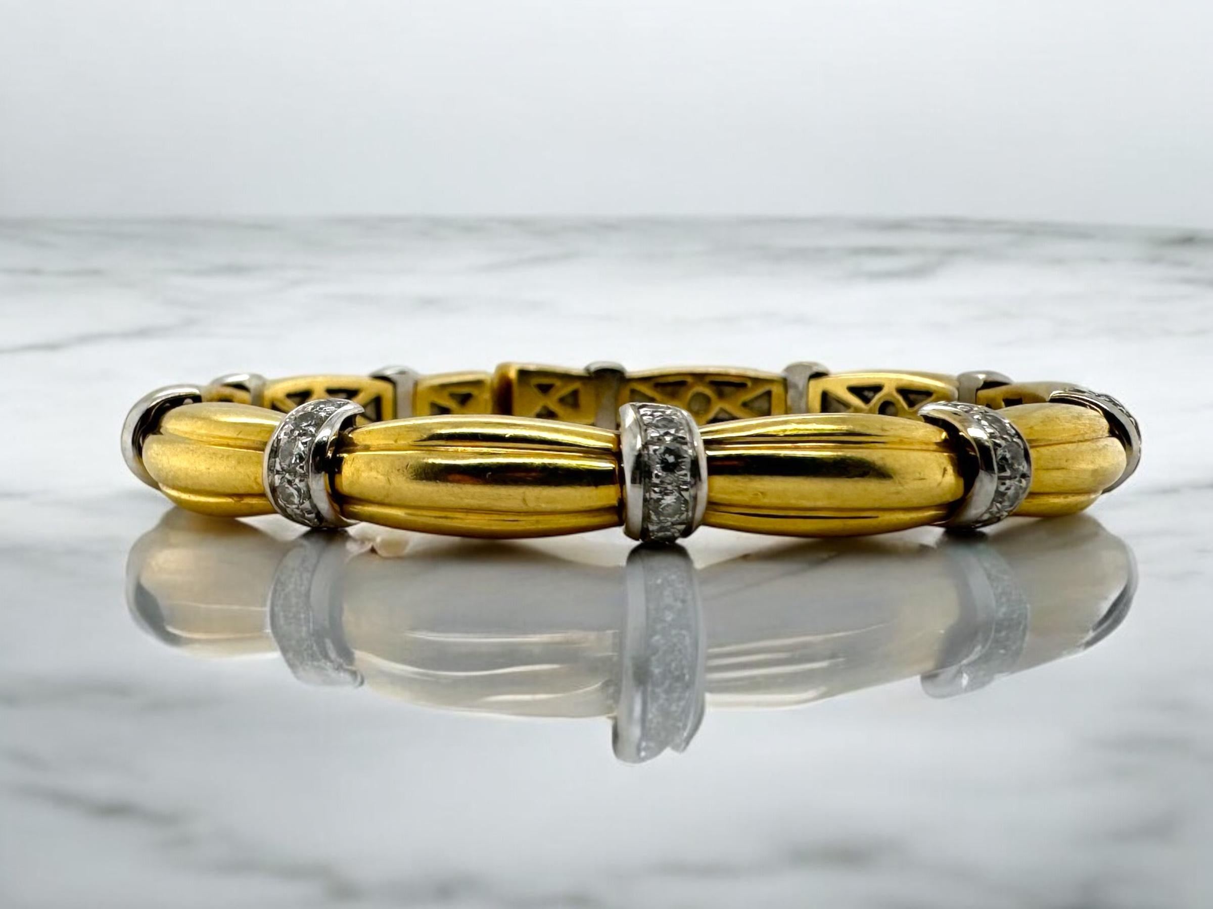Adoriamo questa bellezza classica!

Dettagli del bracciale
Materiale: Oro giallo e bianco 18 carati
Peso: 35.1 grammi
Misura del polso: 7 pollici

Accentuato dalle seguenti pietre preziose
24 - Diamanti rotondi taglio Brilliante da 1,8 mm; Colore